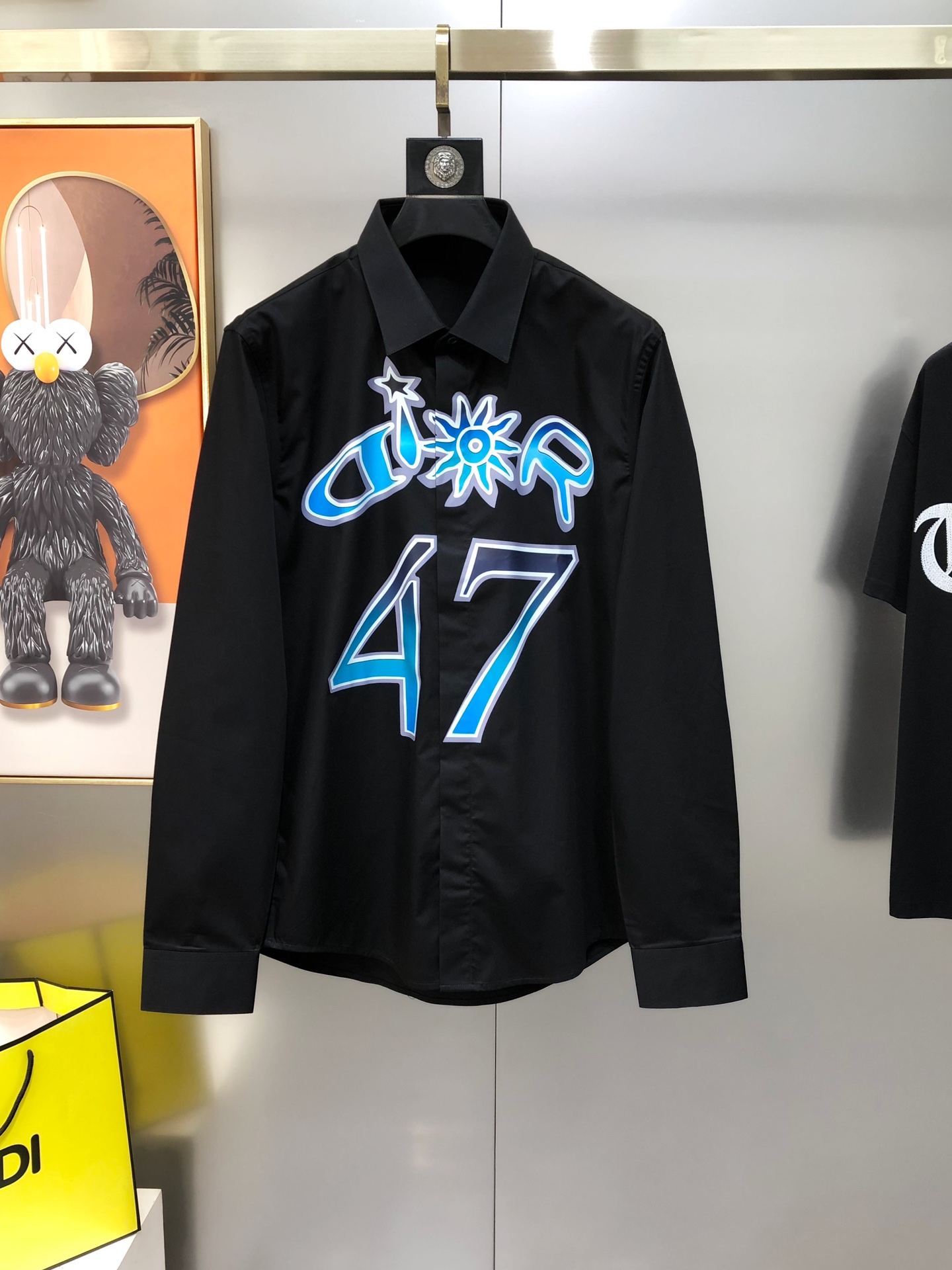 NO:729113,Supports exchange after the end of the year. D*or Dior's new men's original casual long-sleeved shirt is sold simultaneously on the official website. Simple and fashionable, slim fit, high version, popular style, printed logo pattern design, original buttons. Customized double-ply 120 count poplin cotton fabric. Soft and delicate feel. Comfortable and breathable. Fabric texture and comfort are at their peak. The OEM factory carefully makes versatile casual upper body. It is a must-have item for men.  Sizes 38-43=S-3XL (the largest size is about 190 pounds. Please state your height and weight when placing an order). Ships the next day. Black, white, dior, shirts,19860909支持年后退换 D*or 迪奥新款男士原单休闲长袖衬衫 官网同步售卖 简洁时尚 修身版型 高版本 爆款 印胶logo图案设计 原版纽扣 定制双股120支府绸棉面料 手感柔软细腻 穿着亲肤舒适透气 面料质感与舒适度达到登峰造极 代工厂精细做百搭休闲 上身非常赞 男士必备单品 尺码38-43=S-3XL（最大码穿190斤左右 下单请报身高体重）隔天出货 黑色 白色,,dior,shirts,,Men's clothing