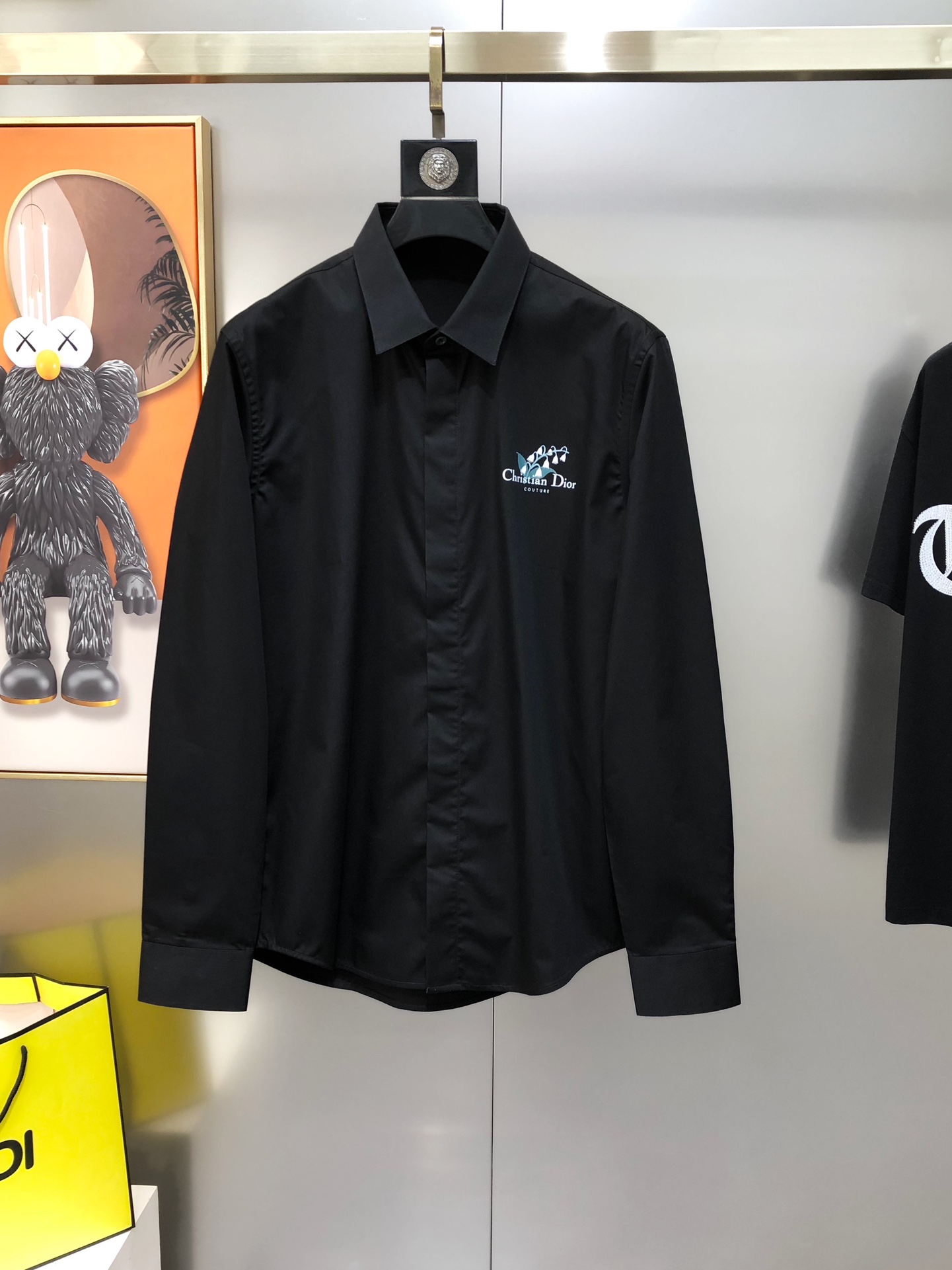 NO:729104,Supports exchange after the end of the year. D*or Dior's new men's original casual long-sleeved shirt is sold simultaneously on the official website. Simple and fashionable, slim fit, high version, popular style. Rubber letter logo design on the chest. Original buttons. Customized double-ply 120 count poplin cotton fabric. Soft and delicate feel. Comfortable and breathable. The texture and comfort of the fabric are at its peak. The OEM factory carefully makes versatile casual upper body. A must-have item for men.  Sizes 38-43=S-3XL (the largest size is about 190 pounds. Please state your height and weight when placing an order). Ships the next day. Black, white, dior, shirts,19860909支持年后退换 D*or 迪奥新款男士原单休闲长袖衬衫 官网同步售卖 简洁时尚 修身版型 高版本 爆款 胸前印胶字母logo图案设计 原版纽扣 定制双股120支府绸棉面料 手感柔软细腻 穿着亲肤舒适透气 面料质感与舒适度达到登峰造极 代工厂精细做百搭休闲 上身非常赞 男士必备单品 尺码38-43=S-3XL（最大码穿190斤左右 下单请报身高体重）隔天出货 黑色 白色,,dior,shirts,,Men's clothing