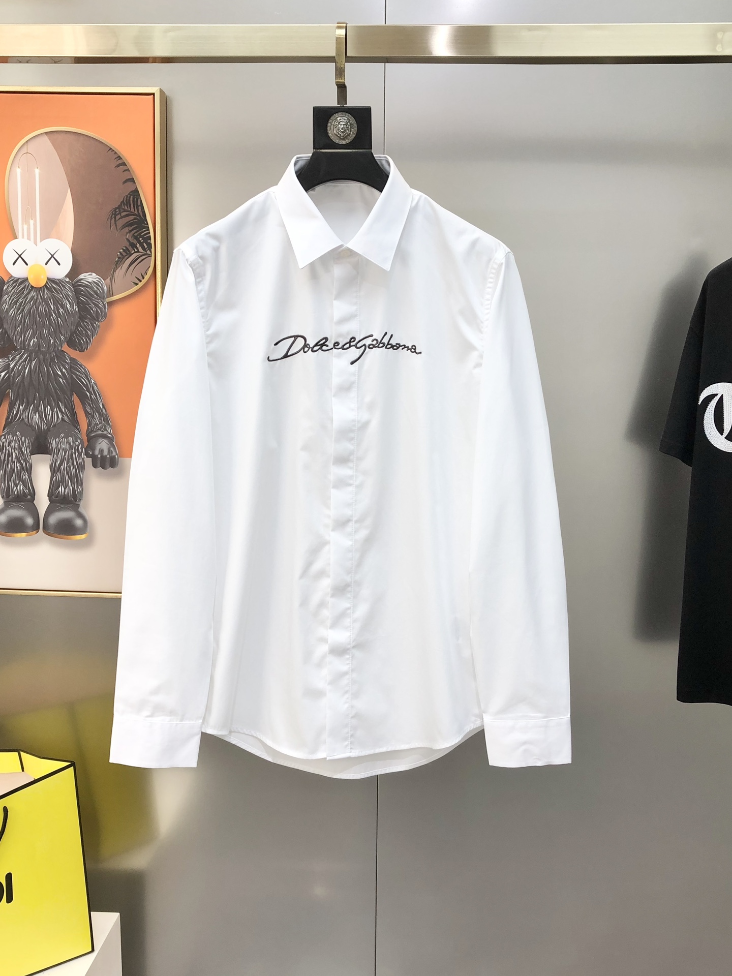 NO:729062,Supports exchange after the end of the year. DG Dolce & Gabbana's new men's original casual long-sleeved shirt is sold simultaneously on the official website. Simple and fashionable, slim fit, high version, hot style, three-dimensional embroidered letter logo design, original buttons. Customized double-ply 120 count poplin cotton fabric. Soft and delicate feel. Comfortable and breathable. Fabric texture and comfort are at their peak. The OEM factory carefully makes versatile casual upper body. It is a must-have item for men.  Sizes 38-43=S-3XL (the largest size is about 190 pounds. Please state your height and weight when placing an order). Ships the next day. Black, white, Dolce&Gabbana, shirts,19860909支持年后退换 DG 杜嘉班纳新款男士原单休闲长袖衬衫 官网同步售卖 简洁时尚 修身版型 高版本 爆款 立体刺绣字母logo设计 原版纽扣 定制双股120支府绸棉面料 手感柔软细腻 穿着亲肤舒适透气 面料质感与舒适度达到登峰造极 代工厂精细做百搭休闲 上身非常赞 男士必备单品 尺码38-43=S-3XL（最大码穿190斤左右 下单请报身高体重）隔天出货 黑色 白色,,Dolce&Gabbana,shirts,,Men's clothing