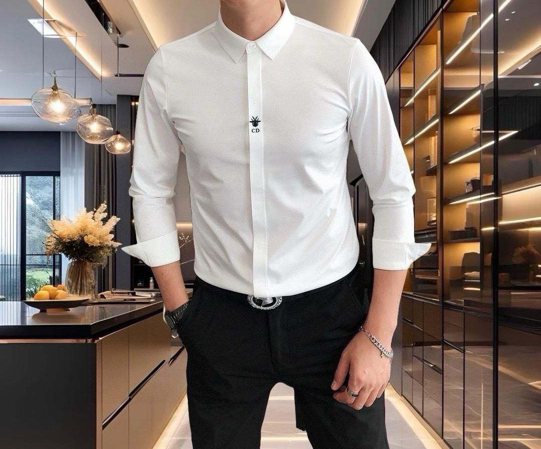 NO:729427,Supports exchange after the end of the year. D*or 2025 new men's original casual long-sleeved shirt from Dior. Available simultaneously on the official website. Simple, fashionable and versatile. High-end quality seamless cutting edge. Printed bee logo design. Customized imported ammonia Tencel cotton fabric. High elasticity. No wrinkles. Customized hardware accessories. Comfortable to wear. Breathable. High grade and texture. Simple and decent. Fashionable without losing personality. Casual and casual upper body. Handsome and stylish.  Shows the temperament of a big brand. Sizes M-4XL (the maximum wear is about 195 pounds. Please state your height and weight when placing an order). Ships the next day, dior, shirts,19860909支持年后退换 D*or 迪奥2025新款男士原单休闲长袖衬衫 官网同步发售 简洁时尚百搭 高端品质无缝切割包边 印胶小蜜蜂logo设计 定制进口锦氨天丝棉面料 弹力大 不起皱 定制五金辅料 穿着舒适 透气 档次高很有质感 简单大方得体 时尚不失个性 上身休闲随性 帅气有型 彰显大牌气质.尺码M-4XL（最大可穿195斤左右 下单请报身高体重)隔天出货,,dior,shirts,,Men's clothing