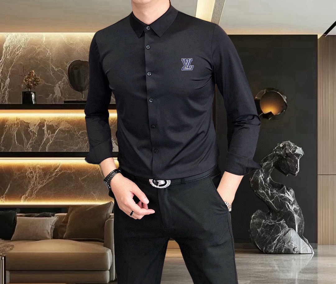 NO:729433,Supports exchange after the end of the year. LV Louis Vuitton's new 2025 early autumn men's original casual long-sleeved shirt is on sale simultaneously on the official website. Simple, fashionable and versatile, high-end quality seamless cutting edge, three-dimensional embroidery logo design, custom imported nylon tencel cotton fabric, high elasticity, no wrinkles, custom hardware accessories, comfortable to wear, breathable, high grade and texture, simple and decent, fashionable without losing personality, casual and casual upper body, handsome and stylish  Shows the temperament of a big brand. Sizes M-4XL (the maximum wear is about 195 pounds. Please state your height and weight when placing an order). Shipping next day, louis vuitton, louis vuitton, shirts,19860909支持年后退换 LV 路易威登2025早秋新款男士原单休闲长袖衬衫 官网同步发售 简洁时尚百搭 高端品质无缝切割包边 立体刺绣logo图案设计 定制进口锦氨天丝棉面料 弹力大 不起皱 定制五金辅料 穿着舒适 透气 档次高很有质感 简单大方得体 时尚不失个性 上身休闲随性 帅气有型 彰显大牌气质.尺码M-4XL（最大可穿195斤左右 下单请报身高体重)隔天出货,,louis vuitton,louis vuitton,shirts,,Men's clothing