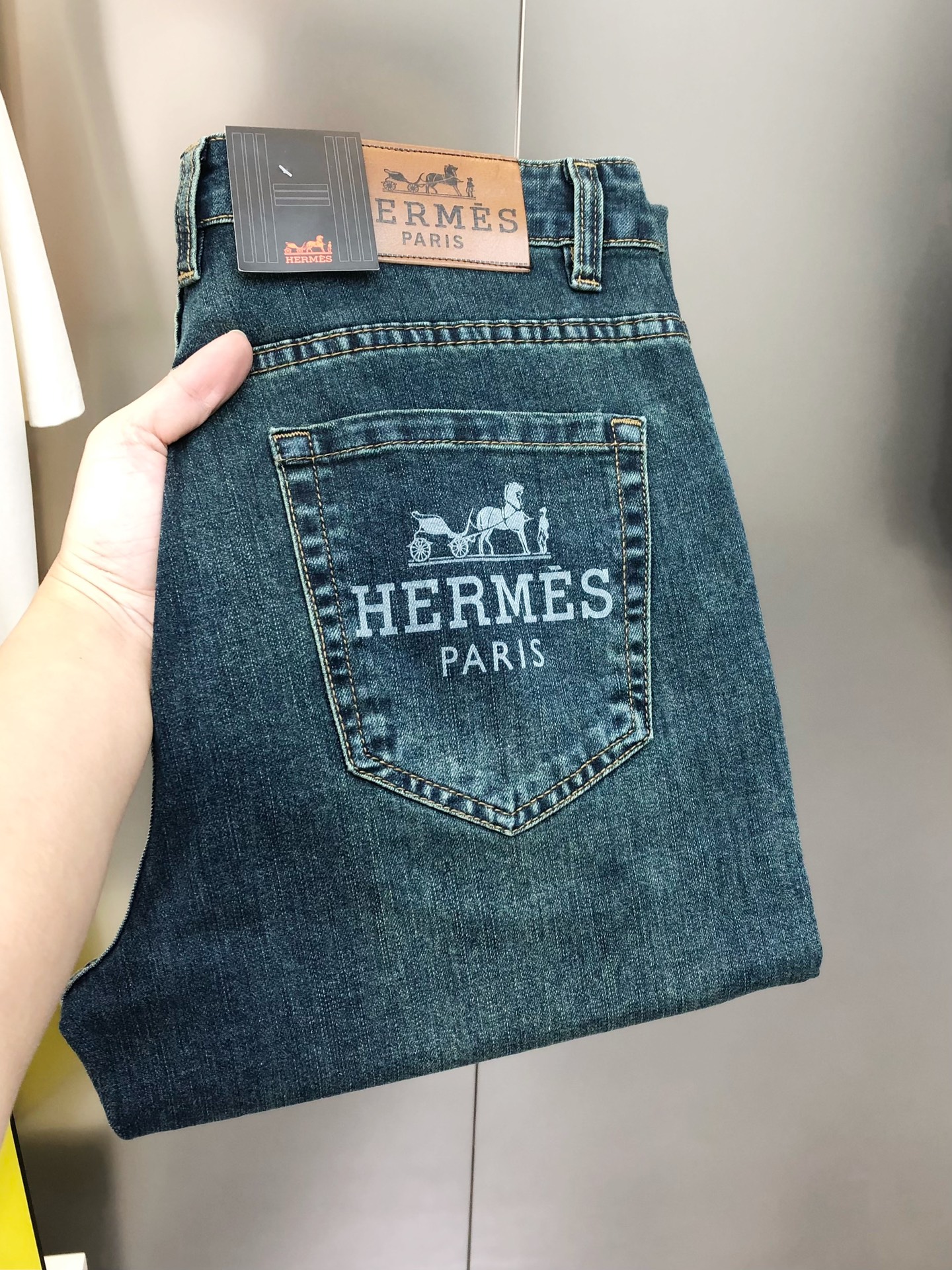NO:729382,Support exchange after the year. H*rmes 2026 new men's slim straight jeans. The official website is synchronized with simple and fashionable. Hot style. High-end customization. Original order. Printed logo design on the back pocket. Customized imported denim washed denim pure cotton fabric. Original accessories. Fine workmanship. Cool and energetic. Soft and delicate. Comfortable and breathable. Commuting style. Very high matching rate. The durability rate is incredible. Counter quality. The upper body is super handsome and has the size.  28-38 (stretchy) no 35 no 37 next day shipping, hermes, jeans,19860909支持年后退换 H*rmes 爱马仕2026新款男士修身直筒牛仔裤 官网同步简洁时尚 爆款 高端定制 原单狠货 后裤袋印花logo图案设计 定制进口丹宁水洗牛仔纯棉面料 原版辅料 做工精细 酷劲活力十足 柔软细腻 舒适透气 通勤款 搭配率极高 耐穿率爆表 专柜品质 上身超帅气 有型 码数 28-38（有弹力)没35 没37 隔天出货,,hermes,jeans,,Men's clothing
