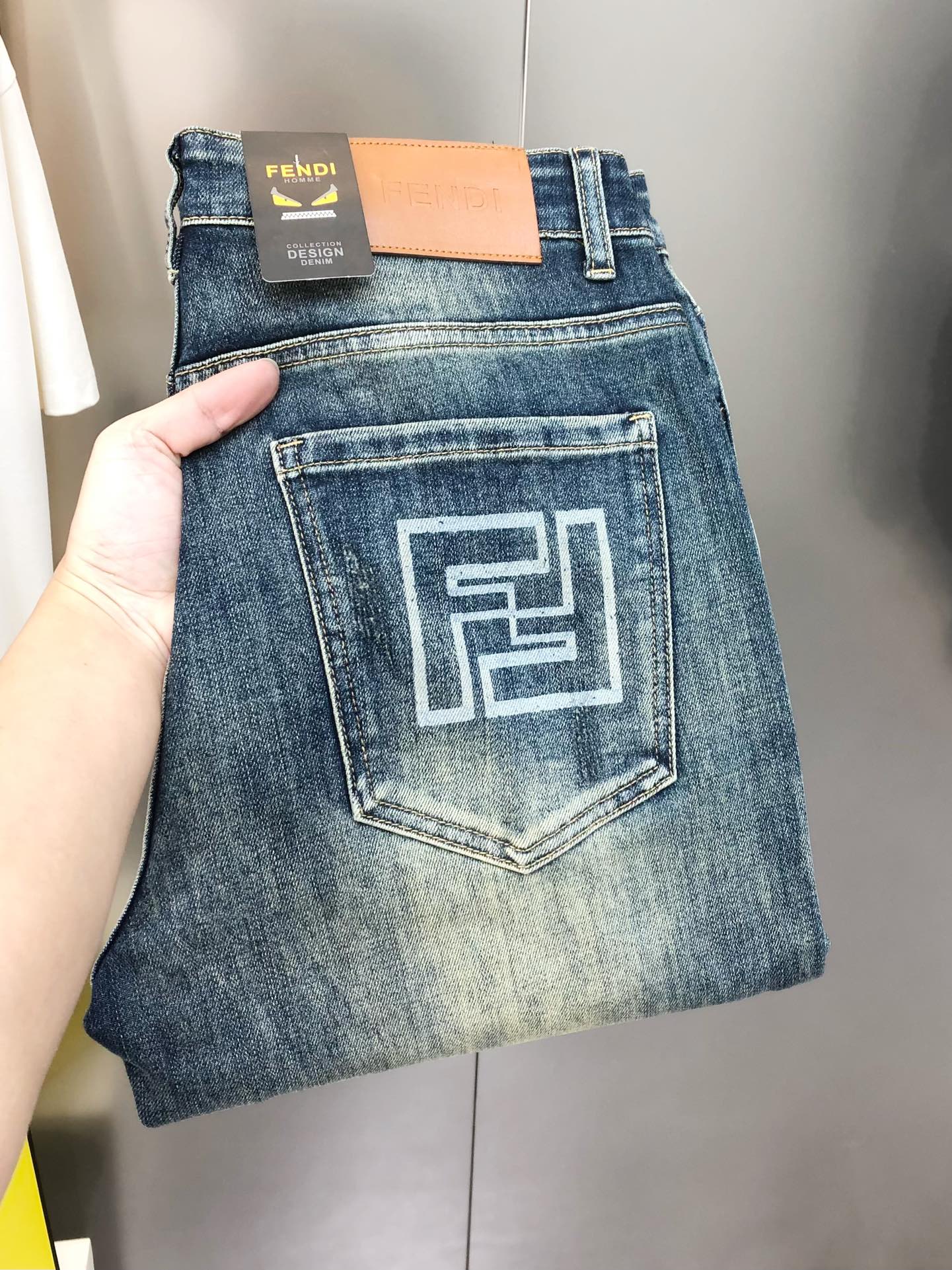 NO:729391,Support exchange after the end of the year FD Fendi 2026 new men's slim straight jeans. The official website is synchronized with simple and fashionable. Popular high-end customization. Original order. Hard goods. Printed logo pattern on the back pocket. Customized imported denim washed denim pure cotton fabric. Original accessories. Fine workmanship. Cool and energetic. Soft and delicate. Comfortable and breathable. Commuting style. Very high matching rate. The durability rate is incredible. Counter quality. The upper body is super handsome and has the size.  28-38 (stretchy) no 35 no 37 next day shipping, fendi, jeans,19860909支持年后退换 FD 芬迪2026新款男士修身直筒牛仔裤 官网同步简洁时尚 爆款 高端定制 原单狠货 后裤袋印花logo图案设计 定制进口丹宁水洗牛仔纯棉面料 原版辅料 做工精细 酷劲活力十足 柔软细腻 舒适透气 通勤款 搭配率极高 耐穿率爆表 专柜品质 上身超帅气 有型 码数 28-38（有弹力)没35 没37 隔天出货,,fendi,jeans,,Men's clothing
