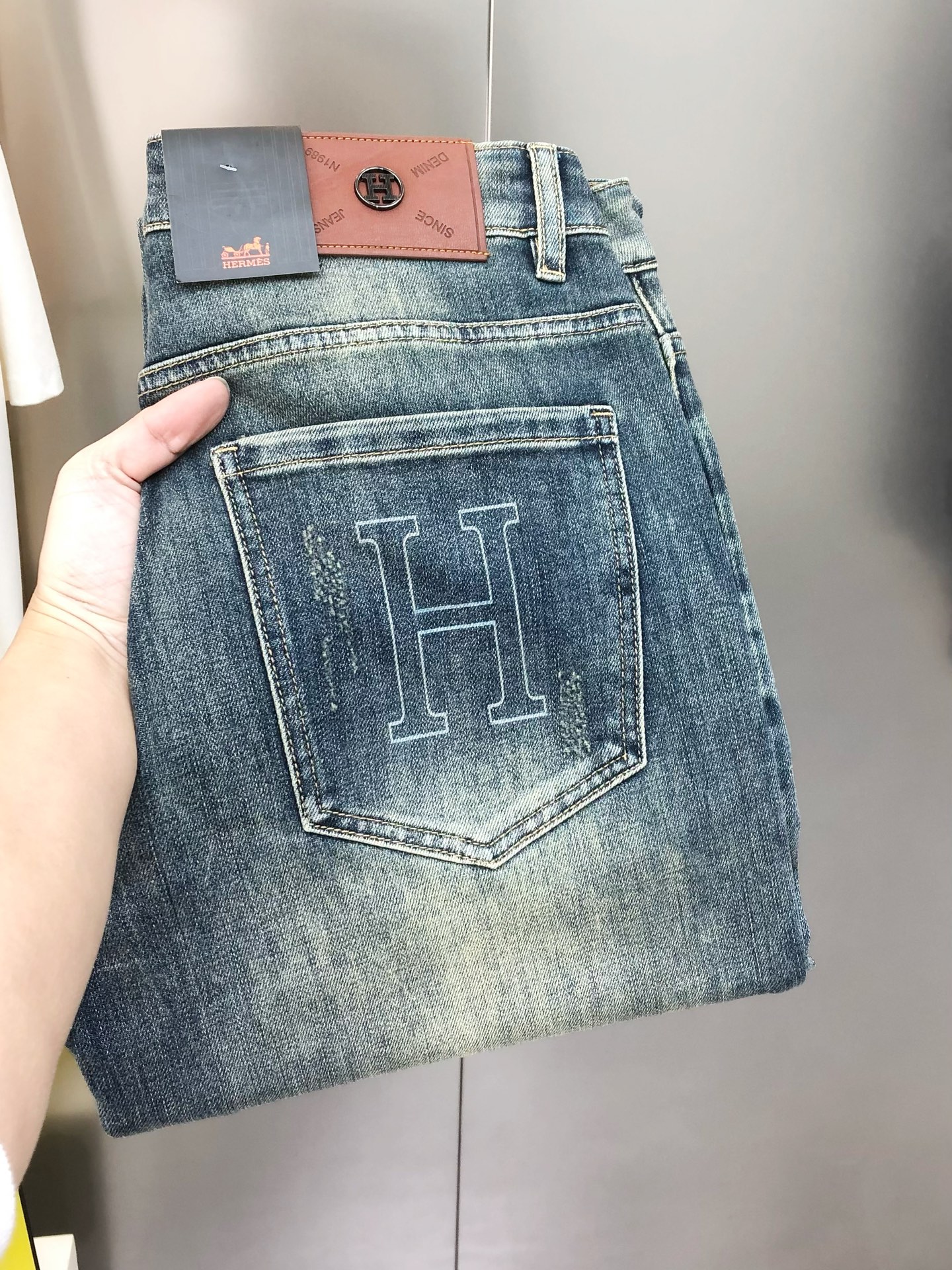 NO:729296,Support exchange after the year. H*rmes 2026 new men's slim straight jeans. The official website is synchronized with simple and fashionable. Hot style. High-end customization. Original order. Printed logo design on the back pocket. Customized imported denim washed denim pure cotton fabric. Original accessories. Fine workmanship. Cool and energetic. Soft and delicate. Comfortable and breathable. Commuting style. Very high matching rate. The durability rate is incredible. Counter quality. The upper body is super handsome and has the size.  28-38 (stretchy) no 35 no 37 next day shipping, hermes, jeans,19860909支持年后退换 H*rmes 爱马仕2026新款男士修身直筒牛仔裤 官网同步简洁时尚 爆款 高端定制 原单狠货 后裤袋印花logo图案设计 定制进口丹宁水洗牛仔纯棉面料 原版辅料 做工精细 酷劲活力十足 柔软细腻 舒适透气 通勤款 搭配率极高 耐穿率爆表 专柜品质 上身超帅气 有型 码数 28-38（有弹力)没35 没37 隔天出货,,hermes,jeans,,Men's clothing