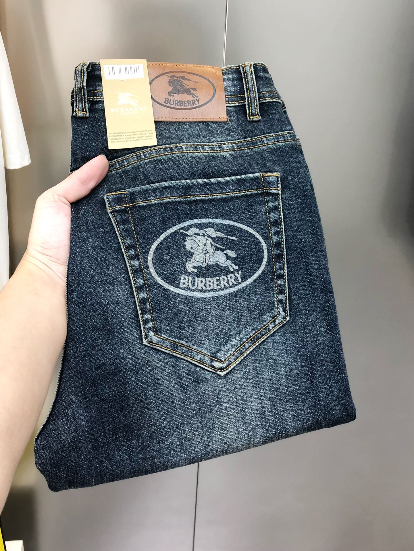 NO:729308,Support exchange after the year BURBE** Burberry's 2026 new men's small-foot jeans, official website synchronization, popular high-end customization, original order, direct printing letter war horse logo design, custom imported denim washed denim pure cotton fabric, original accessories, fine workmanship, cool and energetic, soft and delicate, comfortable and breathable, extremely high matching rate, durability rate is incredible, counter quality, super handsome upper body, size 28-38  No 35,37 next day shipping,,burberry,burberry,jeans,19860909支持年后退换 BURBE** 巴宝莉2026新款男士小脚牛仔裤 官网同步 爆款高端定制 原单狠货 直喷印花字母战马logo图案设计 定制进口丹宁水洗牛仔纯棉面料 原版辅料 做工精细 酷劲活力十足 柔软细腻 舒适透气 搭配率极高 耐穿率爆表 专柜品质 上身超帅气 有型 码数28-38码 没35,37隔天出货,,burberry,burberry,jeans,,Men's clothing