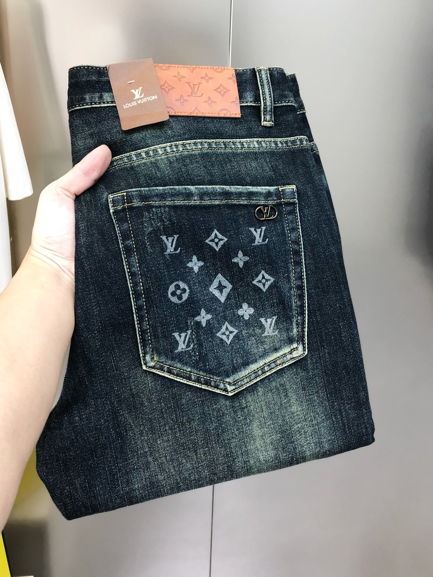 NO:729320,Support exchange after the year. LV Louis Vuitton 2026 new men's small-foot jeans. Official website synchronization. High-end customization. Original order. Direct printing logo design. Customized imported denim washed denim pure cotton fabric. Original accessories. Fine workmanship. Cool and energetic. Soft and delicate. Comfortable and breathable. Very high matching rate. The durability rate is incredible. Counter quality. The upper body is super handsome and the size is 28-38.  No 35,37 next day shipping,,louis vuitton,louis vuitton,jeans,19860909支持年后退换 LV 路易威登2026新款男士小脚牛仔裤 官网同步 爆款高端定制 原单狠货 直喷印花logo图案设计 定制进口丹宁水洗牛仔纯棉面料 原版辅料 做工精细 酷劲活力十足 柔软细腻 舒适透气 搭配率极高 耐穿率爆表 专柜品质 上身超帅气 有型 码数28-38码 没35,37隔天出货,,louis vuitton,louis vuitton,jeans,,Men's clothing