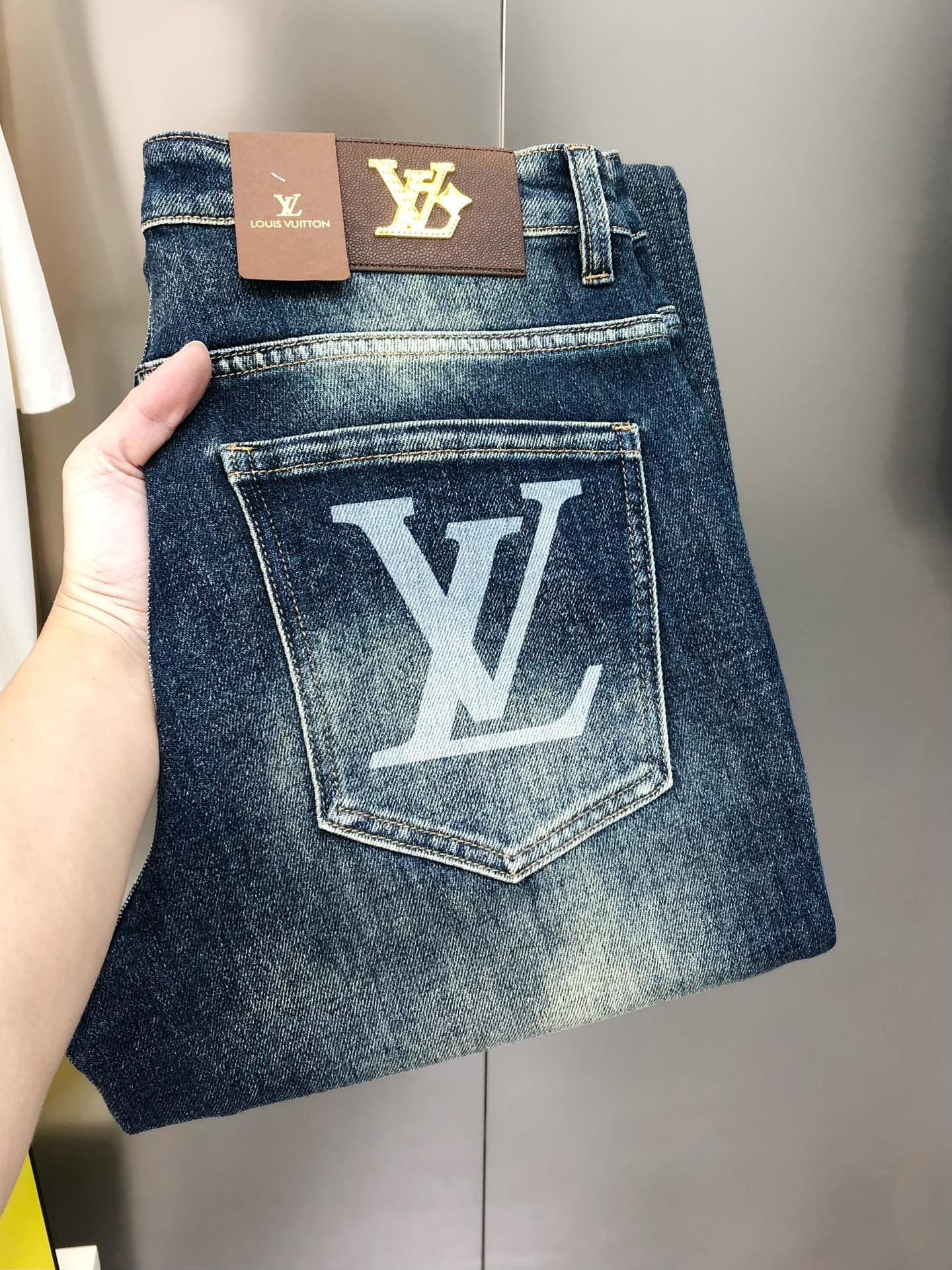NO:729332,Support exchange after the year. LV Louis Vuitton 2026 new men's slim straight jeans. The official website is synchronized with simple and fashionable. High-end customization. Original order. Logo printed on the back pocket. Customized imported denim washed denim pure cotton fabric. Original accessories. Fine workmanship. Cool and energetic. Soft and delicate. Comfortable and breathable. Commuting style. Very high matching rate. Durability is incredible. Counter quality. The upper body is super handsome and has a size.  28-38 (stretchy) no 35 no 37 next day shipping,,louis vuitton,louis vuitton,jeans,19860909支持年后退换 LV 路易威登2026新款男士修身直筒牛仔裤 官网同步简洁时尚 爆款 高端定制 原单狠货 后裤袋印花logo图案设计 定制进口丹宁水洗牛仔纯棉面料 原版辅料 做工精细 酷劲活力十足 柔软细腻 舒适透气 通勤款 搭配率极高 耐穿率爆表 专柜品质 上身超帅气 有型 码数 28-38（有弹力)没35 没37 隔天出货,,louis vuitton,louis vuitton,jeans,,Men's clothing