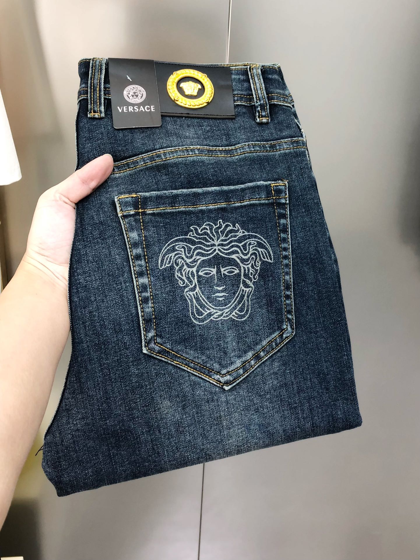 NO:729344,Supports exchange after the year. V*rsace Versace 2026 new men's skinny jeans. Official website synchronization. Popular high-end customization. Original order. Direct-printed letter logo Medusa pattern design. Customized imported denim washed denim pure cotton fabric. Original accessories. Fine workmanship. Cool and energetic. Soft and delicate. Comfortable and breathable. Very high matching rate. Durable. Counter quality. Super handsome upper body. Size 28-38.  No 35,37 next day shipping,,versace,jeans,19860909支持年后退换 V*rsace 范思哲2026新款男士小脚牛仔裤 官网同步 爆款高端定制 原单狠货 直喷印花字母logo美杜莎图案设计 定制进口丹宁水洗牛仔纯棉面料 原版辅料 做工精细 酷劲活力十足 柔软细腻 舒适透气 搭配率极高 耐穿率爆表 专柜品质 上身超帅气 有型 码数28-38码 没35,37隔天出货,,versace,jeans,,Men's clothing