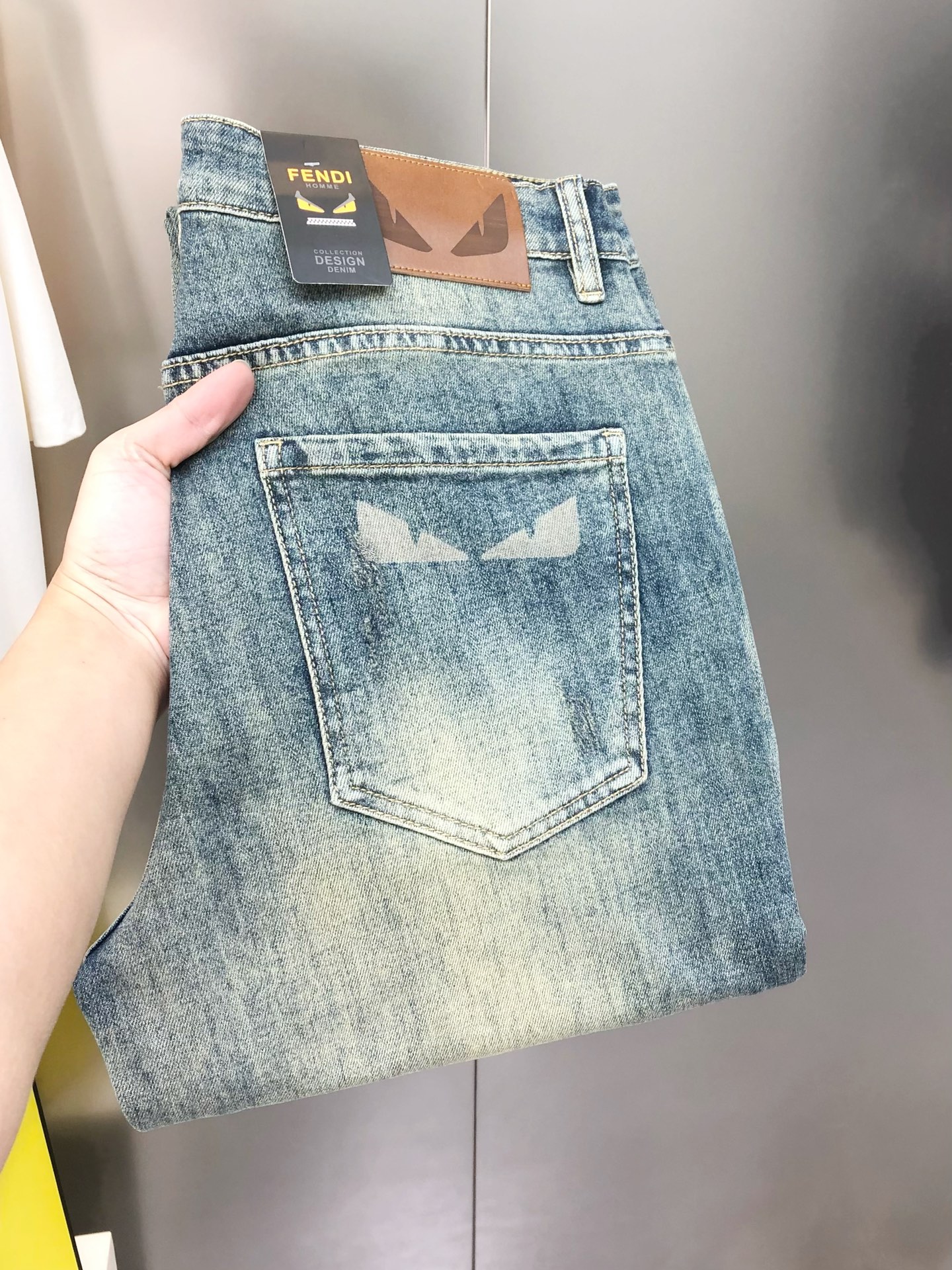 NO:729356,Support exchange after the end of the year FD Fendi 2026 new men's slim straight jeans. The official website is synchronized with simple and fashionable styles. Hot models. High-end customization. Original order. The design of cute logo printed on the back trouser pocket. Customized imported denim washed denim pure cotton fabric. Original accessories. Fine workmanship. Cool and energetic. Soft and delicate. Comfortable and breathable. Commuting style. Very high matching rate. Extremely durable. Counter quality. Super handsome upper body. Stylish size.  28-38 (stretchy) no 35 no 37 next day shipping, fendi, jeans,19860909支持年后退换 FD 芬迪2026新款男士修身直筒牛仔裤 官网同步简洁时尚 爆款 高端定制 原单狠货 后裤袋印花萌眼logo图案设计 定制进口丹宁水洗牛仔纯棉面料 原版辅料 做工精细 酷劲活力十足 柔软细腻 舒适透气 通勤款 搭配率极高 耐穿率爆表 专柜品质 上身超帅气 有型 码数 28-38（有弹力)没35 没37 隔天出货,,fendi,jeans,,Men's clothing