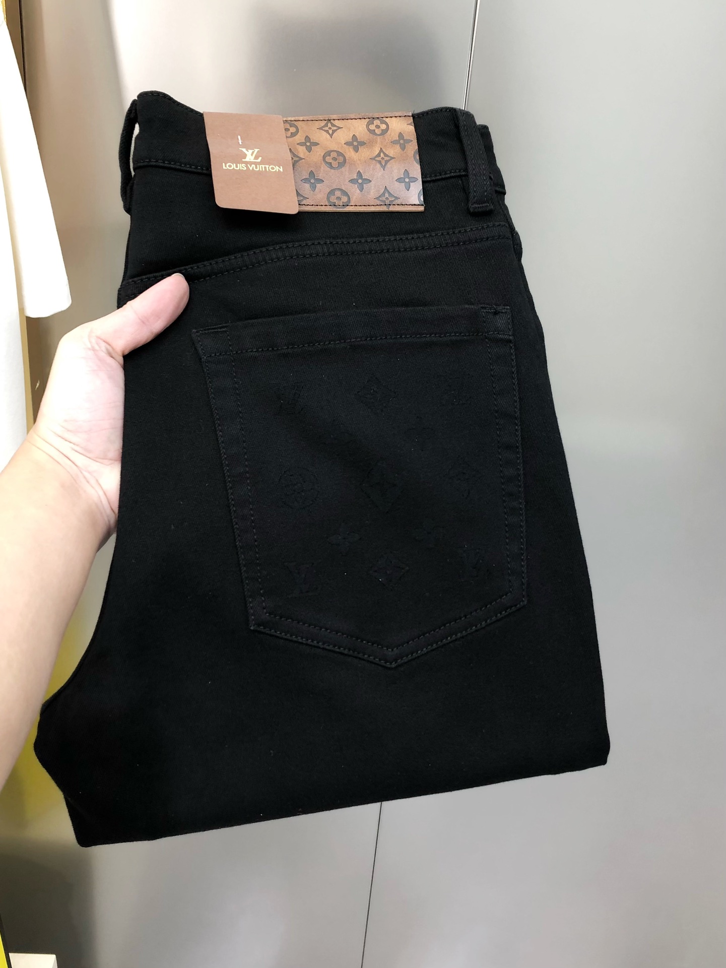 NO:729368,Supports exchange after the year. LV Louis Vuitton 2025 early autumn new men's slim fit jeans. The official website is synchronized with simple and fashionable. Hot-selling black cow. High-end customization. Original order. Burnt logo design on the back pocket. Customized imported denim washed denim pure cotton fabric. Original accessories. Fine workmanship. Cool and energetic. Soft and delicate. Comfortable and breathable. Commuting style. Very high matching rate. The durability rate is incredible. Counter quality. The upper body is super handsome and has a size.  28-38 (stretchy) no 35 no 37 next day shipping black,,louis vuitton,louis vuitton,jeans,19860909支持年后退换 LV 路易威登2025早秋新款男士修身小脚牛仔裤 官网同步简洁时尚 爆款黑牛 高端定制 原单狠货 后裤袋烧花logo设计 定制进口丹宁水洗牛仔纯棉面料 原版辅料 做工精细 酷劲活力十足 柔软细腻 舒适透气 通勤款 搭配率极高 耐穿率爆表 专柜品质 上身超帅气 有型 码数 28-38（有弹力)没35 没37 隔天出货 黑色,,louis vuitton,louis vuitton,jeans,,Men's clothing