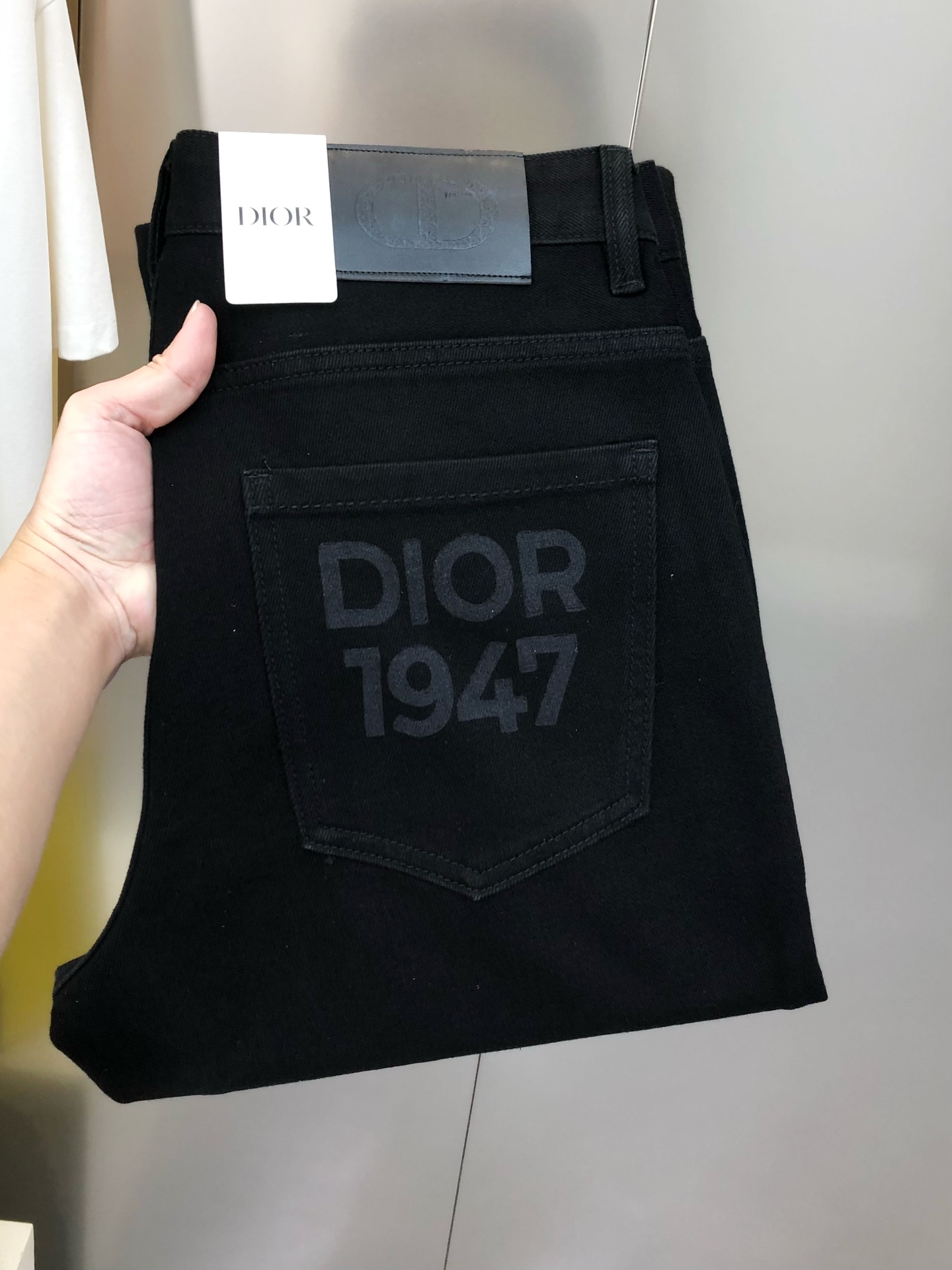 NO:729376,Supports exchange after the year. D*or Dior 2025 early autumn new men's slim straight jeans. The official website is synchronized with simple and fashionable. Hot-selling black cow. High-end customization. Original goods. Printed letter logo pattern design on the back pocket. Customized imported denim washed denim pure cotton fabric. Original accessories. Fine workmanship. Cool and energetic. Soft and delicate. Comfortable and breathable. Commuting style. Very high matching rate. The durability rate is incredible. Counter quality. The upper body is super handsome and stylish.  28-38 (stretchy) no 35 no 37 next day shipping black, dior, jeans,19860909支持年后退换 D*or 迪奥2025早秋新款男士修身直筒牛仔裤 官网同步简洁时尚 爆款黑牛 高端定制 原单狠货 后裤袋印花字母logo图案设计 定制进口丹宁水洗牛仔纯棉面料 原版辅料 做工精细 酷劲活力十足 柔软细腻 舒适透气 通勤款 搭配率极高 耐穿率爆表 专柜品质 上身超帅气 有型 码数 28-38（有弹力)没35 没37 隔天出货 黑色,,dior,jeans,,Men's clothing