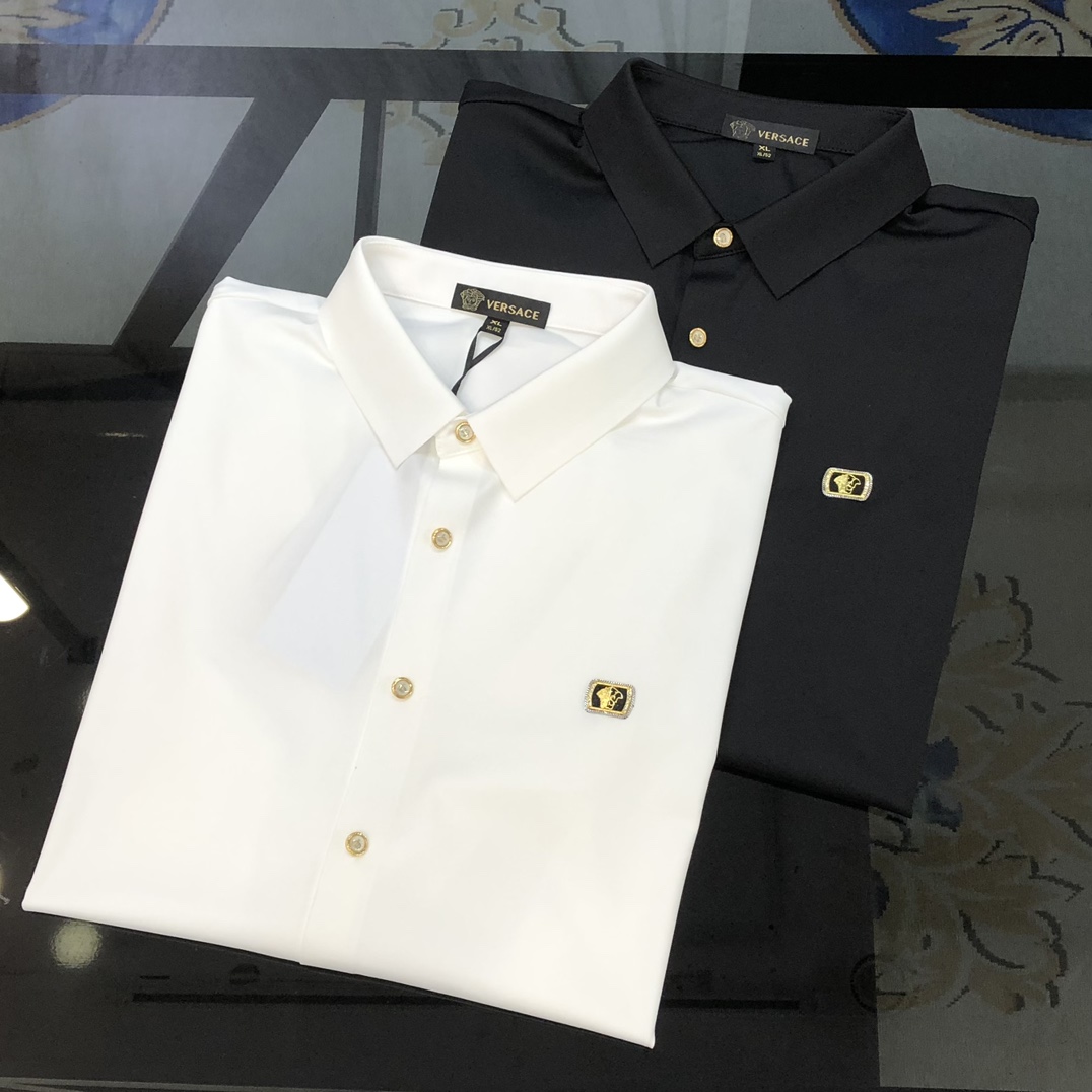 NO:729455,Supports exchange after the end of the year. V*rsace Versace's new men's original casual long-sleeved shirt is on sale simultaneously on the official website. Simple, fashionable and versatile, high-end quality seamless cutting edge, hot stamped Medusa logo design on the chest, custom imported nylon tencel cotton fabric, high elasticity, no wrinkles, custom hardware accessories, comfortable to wear, breathable, high grade and texture, simple and decent, fashionable without losing personality, casual and handsome upper body  Show off the big-name temperament. Sizes M-4XL (can wear up to about 195 pounds. Please state your height and weight when placing an order) black, white, versace, shirts,19860909支持年后退换 V*rsace 范思哲新款男士原单休闲长袖衬衫 官网同步发售 简洁时尚百搭 高端品质无缝切割包边 胸前烫印美杜莎logo标设计 定制进口锦氨天丝棉面料 弹力大 不起皱 定制五金辅料 穿着舒适 透气 档次高很有质感 简单大方得体 时尚不失个性 上身休闲随性 帅气有型 彰显大牌气质.尺码M-4XL（最大可穿195斤左右 下单请报身高体重)黑色 白色,,versace,shirts,,Men's clothing