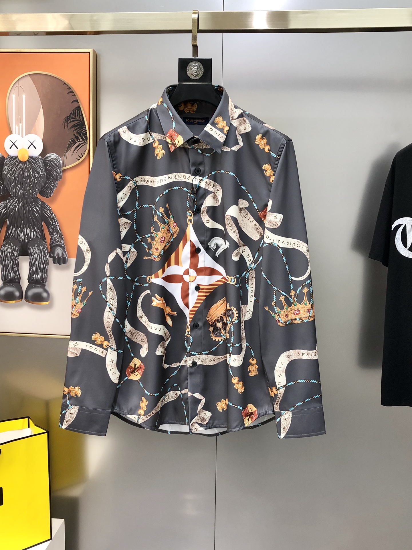 NO:729441,Supports exchange after the year. LV Louis Vuitton's 2026 early spring new men's original casual long-sleeved shirt is sold simultaneously on the official website. Fashionable and trendy style. Slim fit. High version. Popular style. High-definition digital direct printing logo design. Original buttons. Customized double-ply 120 count poplin cotton fabric. Soft and delicate feel. Comfortable and breathable. Fabric texture and comfort are at its peak. The OEM is meticulously made to match the casual upper body. It is a must-have item for men.  Sizes 38-42=S-2XL (the largest size is about 185 pounds. Please state your height and weight when placing an order). Ships next day, louis vuitton, louis vuitton, shirts,19860909支持年后退换 LV 路易威登2026早春新款男士原单休闲长袖衬衫 官网同步售卖 时尚潮款 修身版型 高版本 爆款 高清数码直喷印花logo图案设计 原版纽扣 定制双股120支府绸棉面料 手感柔软细腻 穿着亲肤舒适透气 面料质感与舒适度达到登峰造极 代工厂精细做百搭休闲 上身非常赞 男士必备单品 尺码38-42=S-2XL（最大码穿185斤左右 下单请报身高体重）隔天出货,,louis vuitton,louis vuitton,shirts,,Men's clothing