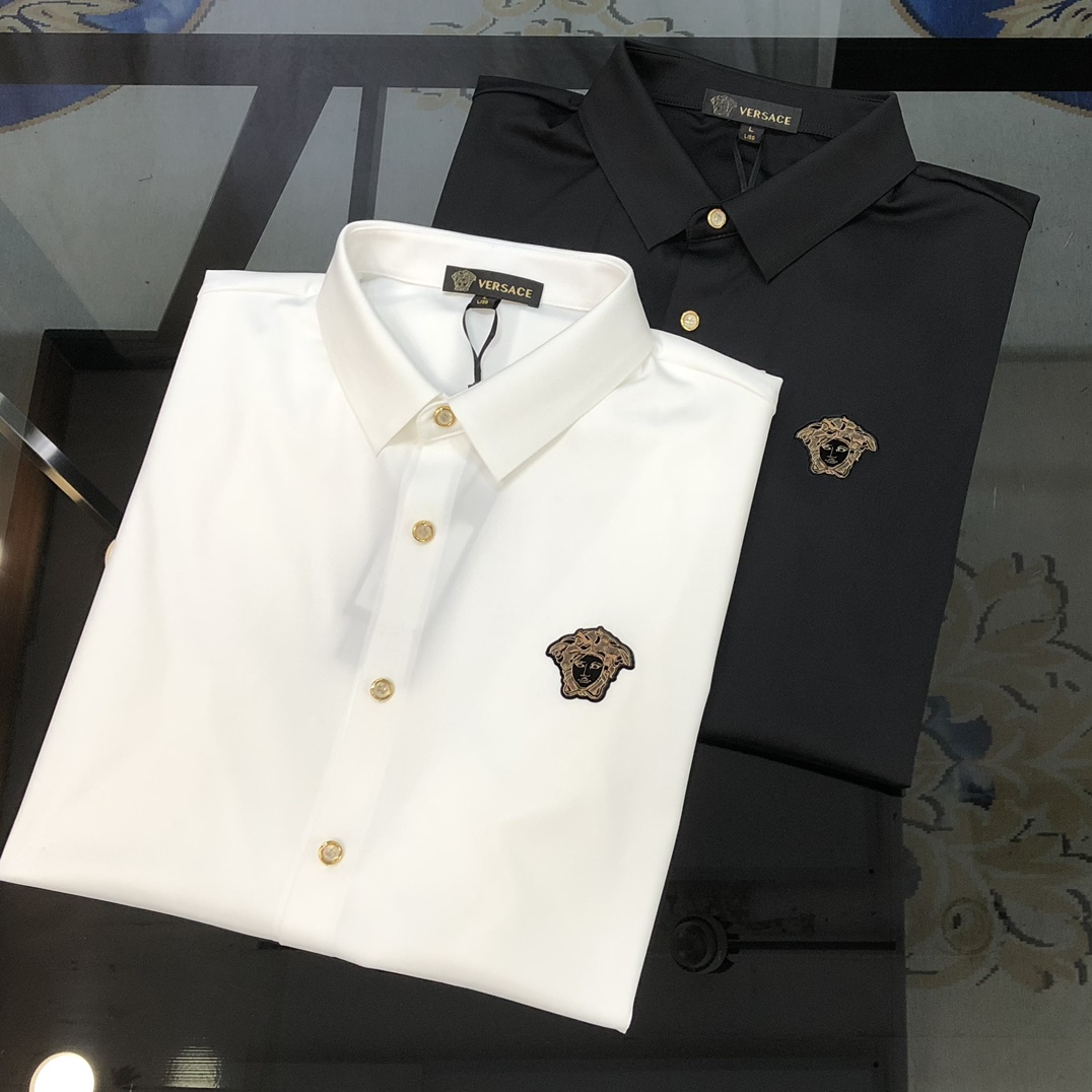 NO:729463,Supports exchange after the end of the year. V*rsace Versace's new men's original casual long-sleeved shirt is on sale simultaneously on the official website. Simple, fashionable and versatile, high-end quality seamless cutting edge, hot stamped Medusa logo design on the chest, custom imported nylon tencel cotton fabric, high elasticity, no wrinkles, custom hardware accessories, comfortable to wear, breathable, high grade and texture, simple and decent, fashionable without losing personality, casual and casual upper body, handsome and stylish  Show off the big-name temperament. Sizes M-4XL (can wear up to about 195 pounds. Please state your height and weight when placing an order) black, white, versace, shirts,19860909支持年后退换 V*rsace 范思哲新款男士原单休闲长袖衬衫 官网同步发售 简洁时尚百搭 高端品质无缝切割包边 胸前烫印美杜莎logo图案设计 定制进口锦氨天丝棉面料 弹力大 不起皱 定制五金辅料 穿着舒适 透气 档次高很有质感 简单大方得体 时尚不失个性 上身休闲随性 帅气有型 彰显大牌气质.尺码M-4XL（最大可穿195斤左右 下单请报身高体重)黑色 白色,,versace,shirts,,Men's clothing