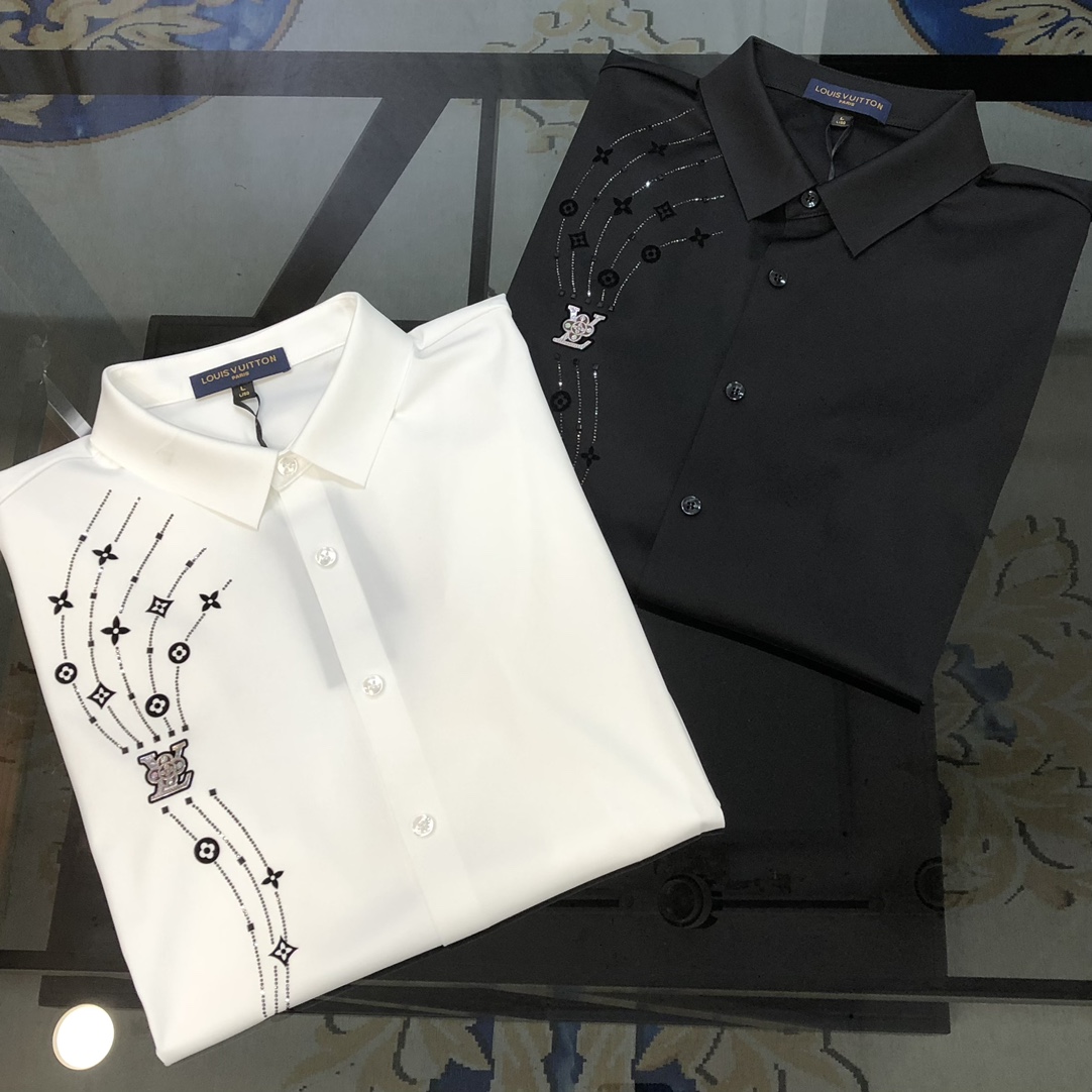 NO:729399,Supports exchange after the end of the year. LV Louis Vuitton's new men's original casual long-sleeved shirt is available simultaneously on the official website. Simple, fashionable and versatile, high-end quality seamless cutting edge, printed rubber hot diamond logo design, custom imported nylon tencel cotton fabric, high elasticity, no wrinkles, custom hardware accessories, comfortable to wear, breathable, high grade and texture, simple and decent, fashionable without losing personality, casual and casual upper body, handsome and stylish  Shows the temperament of a big brand. Sizes M-4XL (the maximum size can be worn is about 195 pounds. Please state your height and weight when placing an order). Black, white, Louis Vuitton, Louis Vuitton, shirts,19860909支持年后退换 LV 路易威登新款男士原单休闲长袖衬衫 官网同步发售 简洁时尚百搭 高端品质无缝切割包边 印胶烫钻logo图案设计 定制进口锦氨天丝棉面料 弹力大 不起皱 定制五金辅料 穿着舒适 透气 档次高很有质感 简单大方得体 时尚不失个性 上身休闲随性 帅气有型 彰显大牌气质.尺码M-4XL（最大可穿195斤左右 下单请报身高体重)黑色 白色,,louis vuitton,louis vuitton,shirts,,Men's clothing