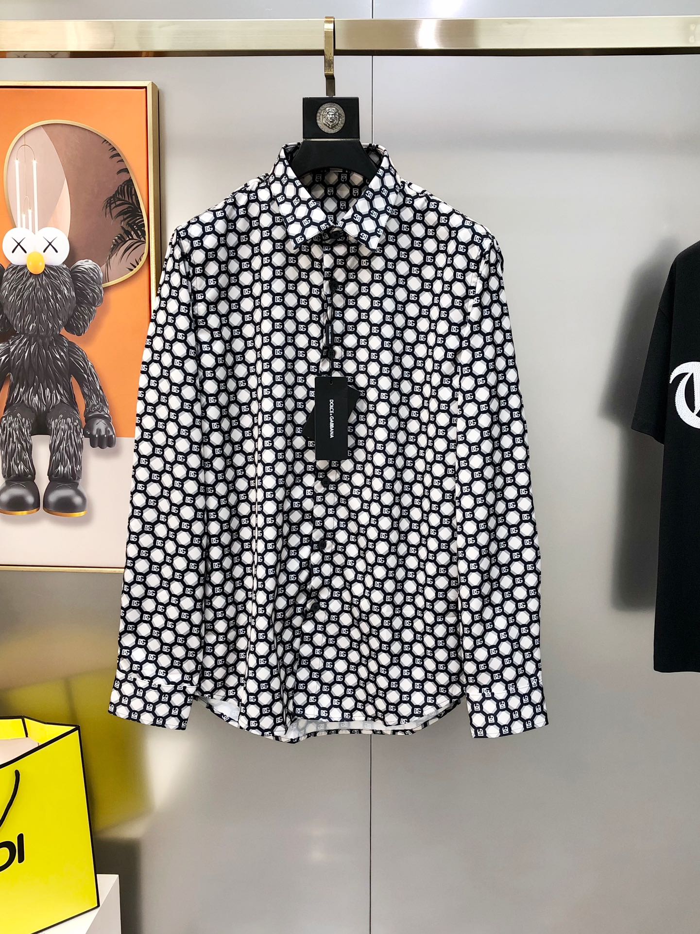 NO:729416,Supports exchange after the year. DG Dolce & Gabbana 2026 new men's original casual long-sleeved shirts are sold simultaneously on the official website. Fashion trendy style. Slim fit. High version. Hot style. High-definition digital direct printing logo design. Original buttons. Customized double-ply 120 count poplin cotton fabric. Soft and delicate feel. Comfortable and breathable. Fabric texture and comfort are at its peak. OEM factory carefully makes versatile casual upper body. A must-have item for men.  Sizes 38-42=S-2XL (the largest size is about 185 pounds. Please state your height and weight when placing an order). Ships next day, Dolce&Gabbana, shirts,19860909支持年后退换 DG 杜嘉班纳2026新款男士原单休闲长袖衬衫 官网同步售卖 时尚潮款 修身版型 高版本 爆款 高清数码直喷印花logo图案设计 原版纽扣 定制双股120支府绸棉面料 手感柔软细腻 穿着亲肤舒适透气 面料质感与舒适度达到登峰造极 代工厂精细做百搭休闲 上身非常赞 男士必备单品 尺码38-42=S-2XL（最大码穿185斤左右 下单请报身高体重）隔天出货,,Dolce&Gabbana,shirts,,Men's clothing