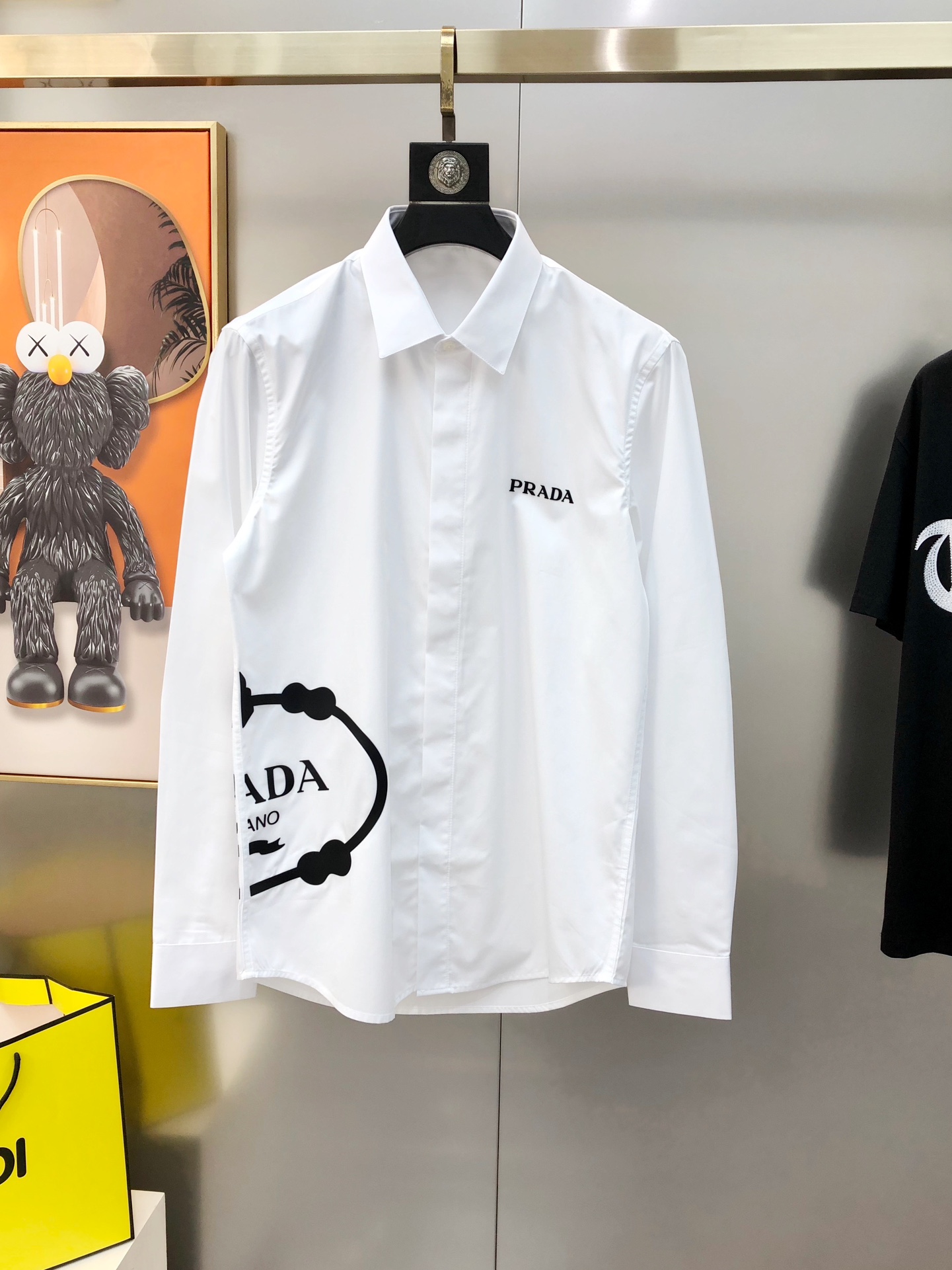 NO:729430,Supports exchange after the end of the year P*ADA 2025 new men's original casual long-sleeved shirts are sold simultaneously on the official website Fashion trendy style Slim fit High version Hot style Three-dimensional rubber letter logo design Original buttons Customized double-strand 120 count poplin cotton fabric Soft and delicate feel Comfortable and breathable against the skin The texture and comfort of the fabric are at its peak The OEM factory carefully makes versatile casual upper body is very good A must-have item for men  Sizes 38-43=S-3XL (the largest size is about 190 pounds. Please state your height and weight when placing an order). Ships the next day. Black, white, prada, shirts,19860909支持年后退换 P*ADA 普拉哒2025新款男士原单休闲长袖衬衫 官网同步售卖 时尚潮款 修身版型 高版本 爆款 立体印胶字母logo设计 原版纽扣 定制双股120支府绸棉面料 手感柔软细腻 穿着亲肤舒适透气 面料质感与舒适度达到登峰造极 代工厂精细做百搭休闲 上身非常赞 男士必备单品 尺码38-43=S-3XL（最大码穿190斤左右 下单请报身高体重）隔天出货 黑色 白色,,prada,shirts,,Men's clothing