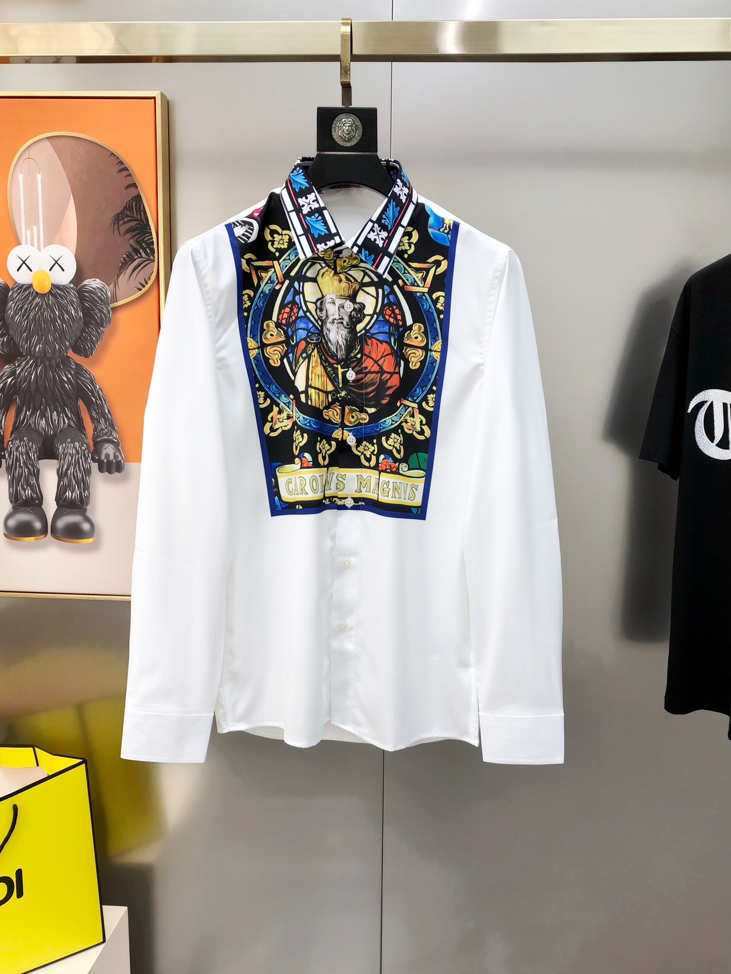 NO:729436,Supports exchange after the end of the year. DG Dolce & Gabbana 2025 new men's original casual long-sleeved shirts are sold simultaneously on the official website. Fashion trendy style. Slim fit. High version. Hot style. High-definition digital direct printing logo design. Original buttons. Customized double-ply 120 count poplin cotton fabric. Soft and delicate feel. Skin-friendly, comfortable and breathable. Fabric texture and comfort are at its peak. The OEM factory carefully makes versatile casual upper body. It is a must-have item for men.  Sizes 38-42=S-2XL (the largest size is about 185 pounds. Please state your height and weight when placing an order). Ships next day. Black, white, Dolce&Gabbana, shirts,19860909支持年后退换 DG 杜嘉班纳2025新款男士原单休闲长袖衬衫 官网同步售卖 时尚潮款 修身版型 高版本 爆款 高清数码直喷印花logo图案设计 原版纽扣 定制双股120支府绸棉面料 手感柔软细腻 穿着亲肤舒适透气 面料质感与舒适度达到登峰造极 代工厂精细做百搭休闲 上身非常赞 男士必备单品 尺码38-42=S-2XL（最大码穿185斤左右 下单请报身高体重）隔天出货 黑色 白色,,Dolce&Gabbana,shirts,,Men's clothing