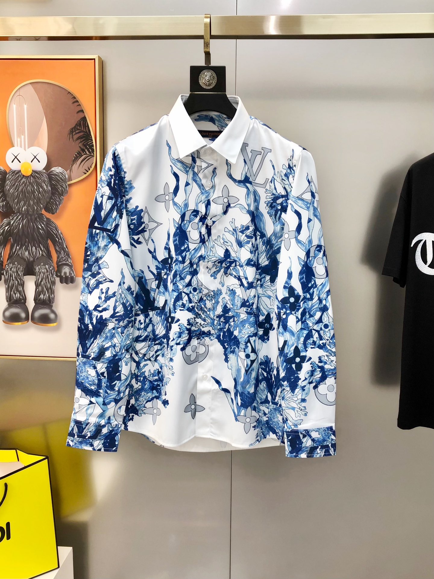 NO:729407,Supports exchange after the end of the year. LV Louis Vuitton's new men's original casual long-sleeved shirt is sold simultaneously on the official website. Fashionable and trendy style. Slim fit. High version. Popular style. High-definition digital direct printing logo design. Original buttons. Customized double-ply 120 count poplin cotton fabric. Soft and delicate feel. Comfortable and breathable. Fabric texture and comfort are at their peak. The OEM factory carefully makes versatile casual upper body. It is a must-have item for men.  Sizes 38-42=S-2XL (the largest size is about 185 pounds. Please state your height and weight when placing an order). Ships next day, louis vuitton, louis vuitton, shirts,19860909支持年后退换 LV 路易威登新款男士原单休闲长袖衬衫 官网同步售卖 时尚潮款 修身版型 高版本 爆款 高清数码直喷印花logo图案设计 原版纽扣 定制双股120支府绸棉面料 手感柔软细腻 穿着亲肤舒适透气 面料质感与舒适度达到登峰造极 代工厂精细做百搭休闲 上身非常赞 男士必备单品 尺码38-42=S-2XL（最大码穿185斤左右 下单请报身高体重）隔天出货,,louis vuitton,louis vuitton,shirts,,Men's clothing