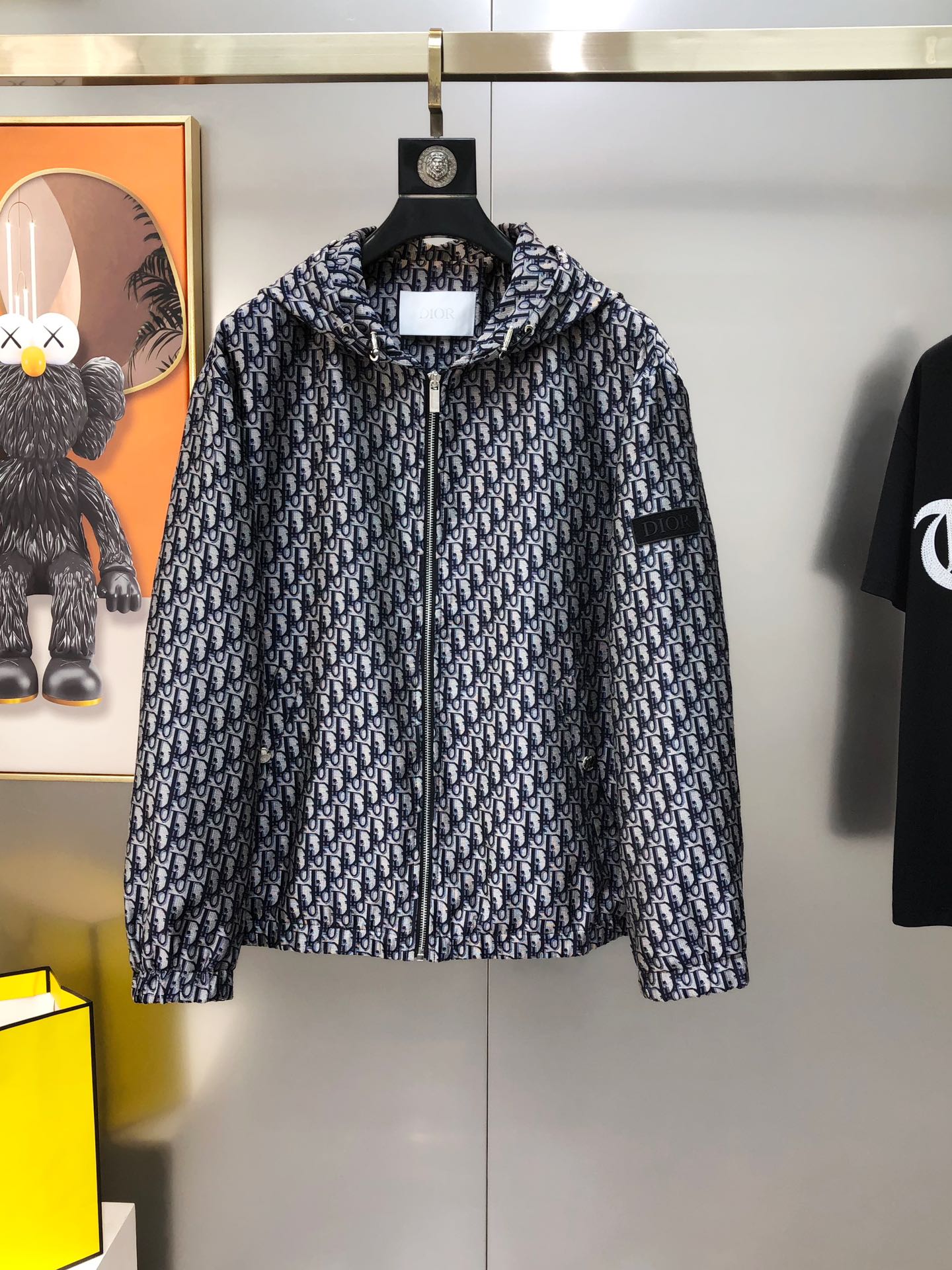 NO:732729,D*or Dior's 2026 early spring new original men's hooded jacket is sold simultaneously on the official website. Hot-selling high-end version. Fashionable and versatile. Panoramic jacquard craftsmanship. Embroidered logo label design on the sleeves. Made of original imported fabrics. It feels soft and delicate. The upper body is comfortable and stylish. Original imported lettering hardware and accessories are provided to customers. The OEM factory makes fine lines and smooth lines, exquisite craftsmanship, and awesome styles. It is very fashionable and handsome with any combination. Highly recommended!  Counter sizes M-3XL (the largest size can wear about 190 pounds. Please state your height and weight when placing an order). Next day shipping, dior, jackets & coats, jackets & coats, hats,19860909D*or 迪奥2026早春新款原单男士连帽夹克外套 官网同步售卖 爆款高版本 时尚百搭 全景提花工艺 袖上绣logo胶标设计 采用原版进口面料 手感柔软细腻 上身舒适有型 客供原版进口刻字五金辅料配件,代工厂精细做线条流畅,工艺精致,版型超赞,随意搭配都非常时尚帅气强烈推荐哦！专柜尺码M-3XL（最大码可穿190斤左右 下单请报身高体重) 隔天出货,,dior,jackets & coats,jackets & coats,hats,,Men's clothing