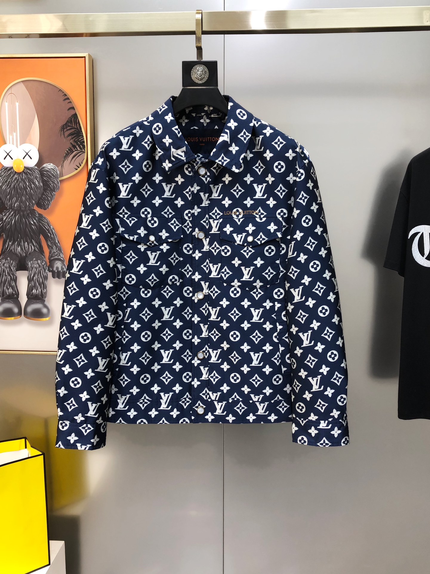 NO:732741,LV Louis Vuitton's 2026 early spring new original men's lapel jacket and denim jacket are sold simultaneously on the official website. Hot-selling high version. Fashionable and versatile. Panoramic jacquard craftsmanship. Embroidered letter logo design on the chest. Made of original imported fabrics. It feels soft and delicate. The upper body is comfortable and stylish. Original imported lettering hardware and accessories are provided by customers. The OEM factory makes fine lines and smooth lines, exquisite craftsmanship, and awesome styles. It is very fashionable and handsome with any combination. Highly recommended!  Counter sizes are M-3XL (the largest size can wear about 190 pounds. Please state your height and weight when placing an order). Ships next day, louis vuitton, louis vuitton, jackets & coats, jackets & coats,19860909LV 路易威登2026早春新款原单男士翻领夹克 牛仔外套 官网同步售卖 爆款高版本 时尚百搭 全景提花工艺 胸前刺绣字母logo设计 采用原版进口面料 手感柔软细腻 上身舒适有型 客供原版进口刻字五金辅料配件,代工厂精细做线条流畅,工艺精致,版型超赞,随意搭配都非常时尚帅气强烈推荐哦！专柜尺码M-3XL（最大码可穿190斤左右 下单请报身高体重) 隔天出货,,louis vuitton,louis vuitton,jackets & coats,jackets & coats,,Men's clothing