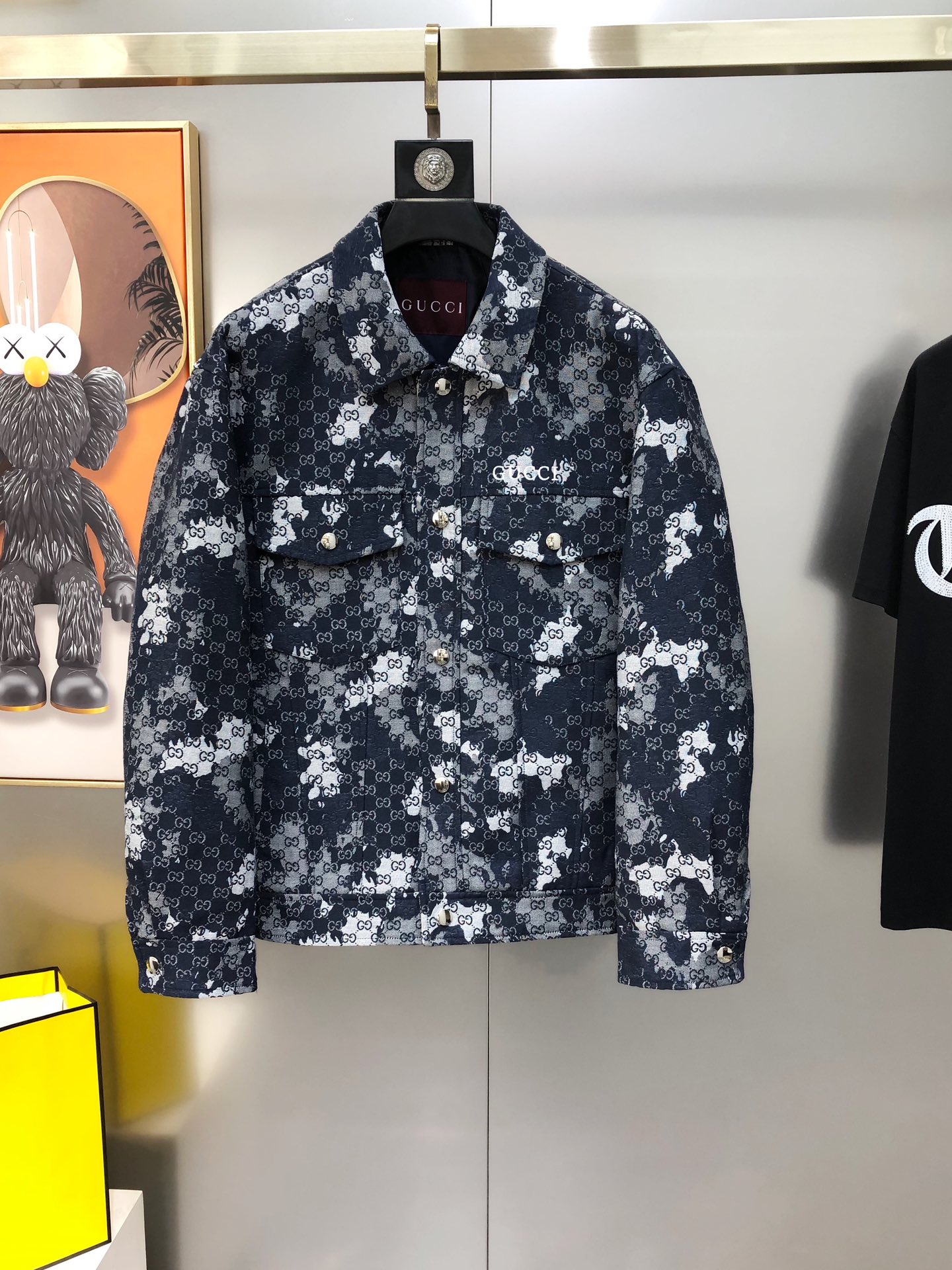 NO:732737,G*cci Gucci 2026 early spring new original men's lapel jacket and denim jacket are sold simultaneously on the official website. Hot-selling high version, fashionable and versatile, panoramic jacquard craftsmanship, embroidered letter logo design on the chest, using original imported fabrics, soft and delicate feel, comfortable and stylish upper body. Original imported lettering hardware accessories are provided for customers. The OEM factory makes fine lines and smooth lines, exquisite craftsmanship, and awesome styles. It is very fashionable and handsome for casual matching. Highly recommended!  Counter sizes M-3XL (the largest size can wear about 190 pounds. Please state your height and weight when placing an order). Next day shipment, jackets & coats,jackets & coats,19860909G*cci 古齐2026早春新款原单男士翻领夹克 牛仔外套 官网同步售卖 爆款高版本 时尚百搭 全景提花工艺 胸前刺绣字母logo设计 采用原版进口面料 手感柔软细腻 上身舒适有型 客供原版进口刻字五金辅料配件,代工厂精细做线条流畅,工艺精致,版型超赞,随意搭配都非常时尚帅气强烈推荐哦！专柜尺码M-3XL（最大码可穿190斤左右 下单请报身高体重) 隔天出货,,jackets & coats,jackets & coats,,Men's clothing