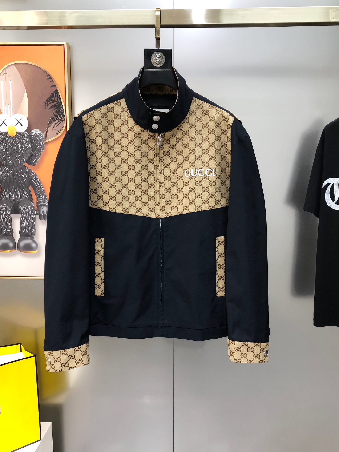 NO:732733,G*cci Gucci 2026 early spring new original men's jacket. The collar can be stand-up or lapel. It is sold simultaneously on the official website. Hot-selling high version. Fashionable and versatile. Panoramic jacquard technology. Embroidered letter logo design on the chest. Made of original imported Dandong denim pure cotton polyester fiber fabric. It feels soft and delicate, and the upper body is comfortable and stylish.  The original imported lettering hardware accessories are supplied to customers. The OEM factory makes fine and smooth lines, exquisite craftsmanship, and awesome styles. They are very fashionable and handsome with any combination. Highly recommended!  Counter sizes M-3XL (the largest size can wear about 190 pounds. Please state your height and weight when placing an order). Next day shipment, jackets & coats,jackets & coats,19860909G*cci 古齐2026早春新款原单男士夹克外套 衣领可立领可翻领 官网同步售卖 爆款高版本 时尚百搭 全景提花工艺 胸前刺绣字母logo设计 采用原版进口丹东牛仔布纯棉聚酯纤维面料 手感柔软细腻 上身舒适有型 客供原版进口刻字五金辅料配件,代工厂精细做线条流畅,工艺精致,版型超赞,随意搭配都非常时尚帅气强烈推荐哦！专柜尺码M-3XL（最大码可穿190斤左右 下单请报身高体重) 隔天出货,,jackets & coats,jackets & coats,,Men's clothing