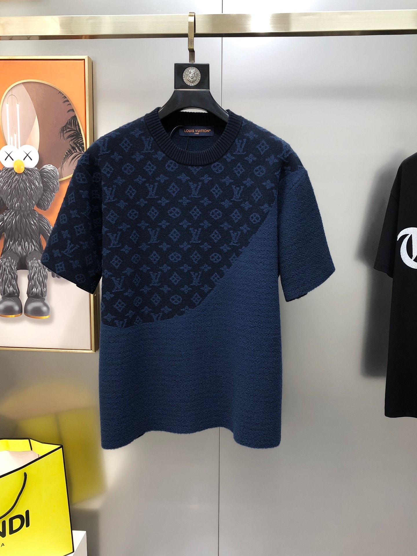 NO:732703,LV Louis Vuitton 2026 new men's original single round neck short-sleeved knitted sweater, sold simultaneously at the counter, channel goods, high version hot style, fashionable and versatile, jacquard logo craft design, custom imported merino wool fabric, soft and delicate, easy to highlight your temperament, versatile upper body to make you slim!  The fabrics and factories we choose are all used by first-line brands. The upper body is finely made and looks very handsome. The sizes are S-XL (too large. The maximum size can wear about 190 pounds. Please indicate your height and weight when placing an order). The goods will be shipped the next day. Louis vuitton, louis vuitton, sweaters, T-shirt,19860909LV 路易威登2026新款男士原单圆领短袖针织毛衣 柜台同步售卖 渠道货 高版本爆款 时尚百搭 提花logo工艺设计 定制进口美丽奴羊毛面料 柔软细腻 极易凸显出气质 ,上身百搭显瘦！我们所选择的面料及工厂都是一线品牌所使用的 精细做上身非常帅气 码数S-XL（偏大 最大码可穿190斤左右 下单请报身高体重）隔天出货,,louis vuitton,louis vuitton,sweaters,T-shirt,,Men's clothing