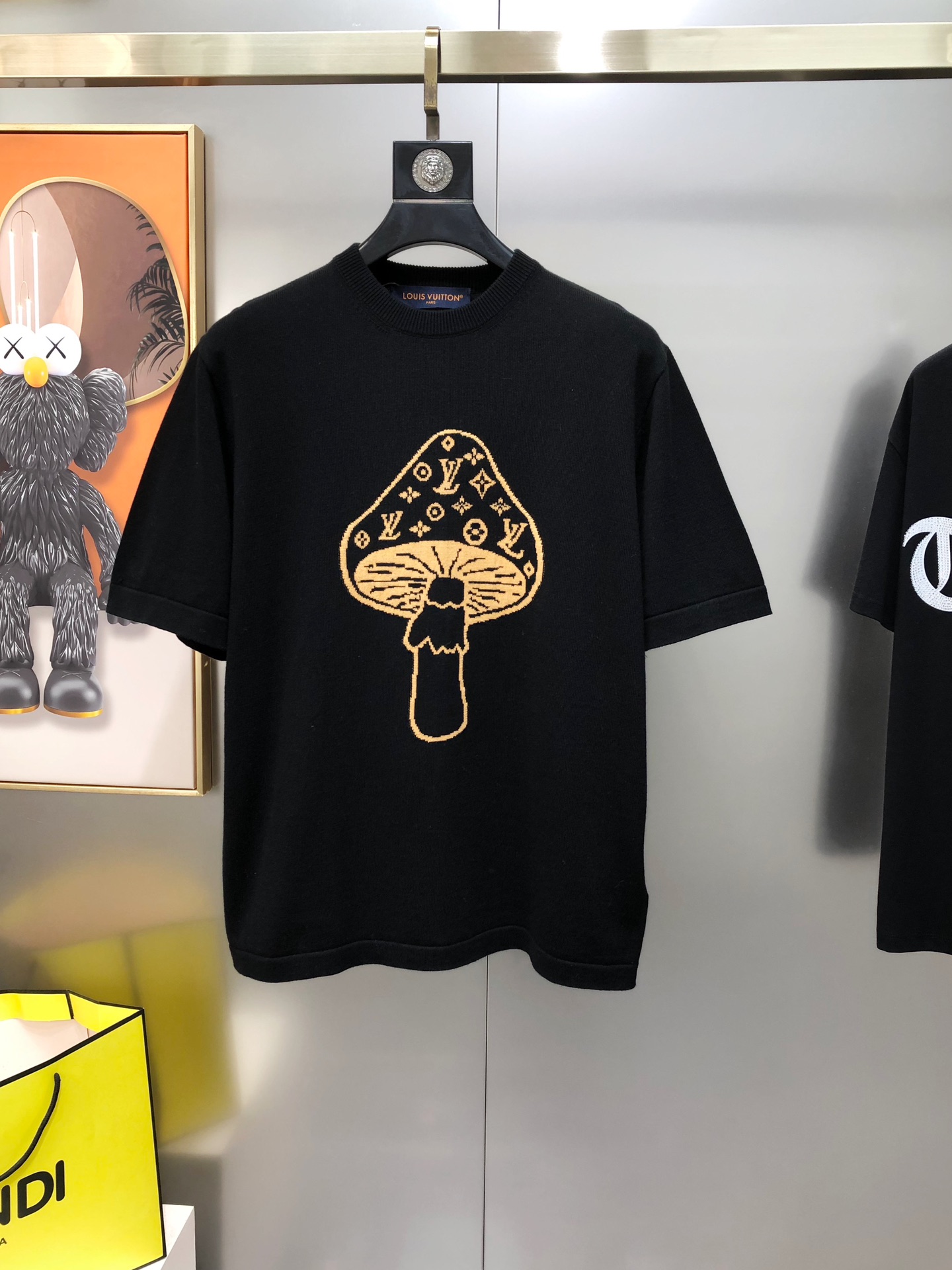 NO:732709,LV Louis Vuitton 2026 new men's original single round neck short-sleeved knitted sweater, sold simultaneously at the counter, channel goods, high version hot style, fashionable and versatile, jacquard logo pattern design, custom imported merino wool fabric, soft and delicate, easy to highlight the temperament, versatile upper body and slimming!  The fabrics and factories we choose are all used by first-line brands. The upper body is finely made and looks very handsome. The sizes are S-XL (too large. The maximum size can wear about 190 pounds. Please indicate your height and weight when placing an order). The goods will be shipped the next day. Louis vuitton, louis vuitton, sweaters, T-shirt,19860909LV 路易威登2026新款男士原单圆领短袖针织毛衣 柜台同步售卖 渠道货 高版本爆款 时尚百搭 提花logo图案设计 定制进口美丽奴羊毛面料 柔软细腻 极易凸显出气质 ,上身百搭显瘦！我们所选择的面料及工厂都是一线品牌所使用的 精细做上身非常帅气 码数S-XL（偏大 最大码可穿190斤左右 下单请报身高体重）隔天出货,,louis vuitton,louis vuitton,sweaters,T-shirt,,Men's clothing