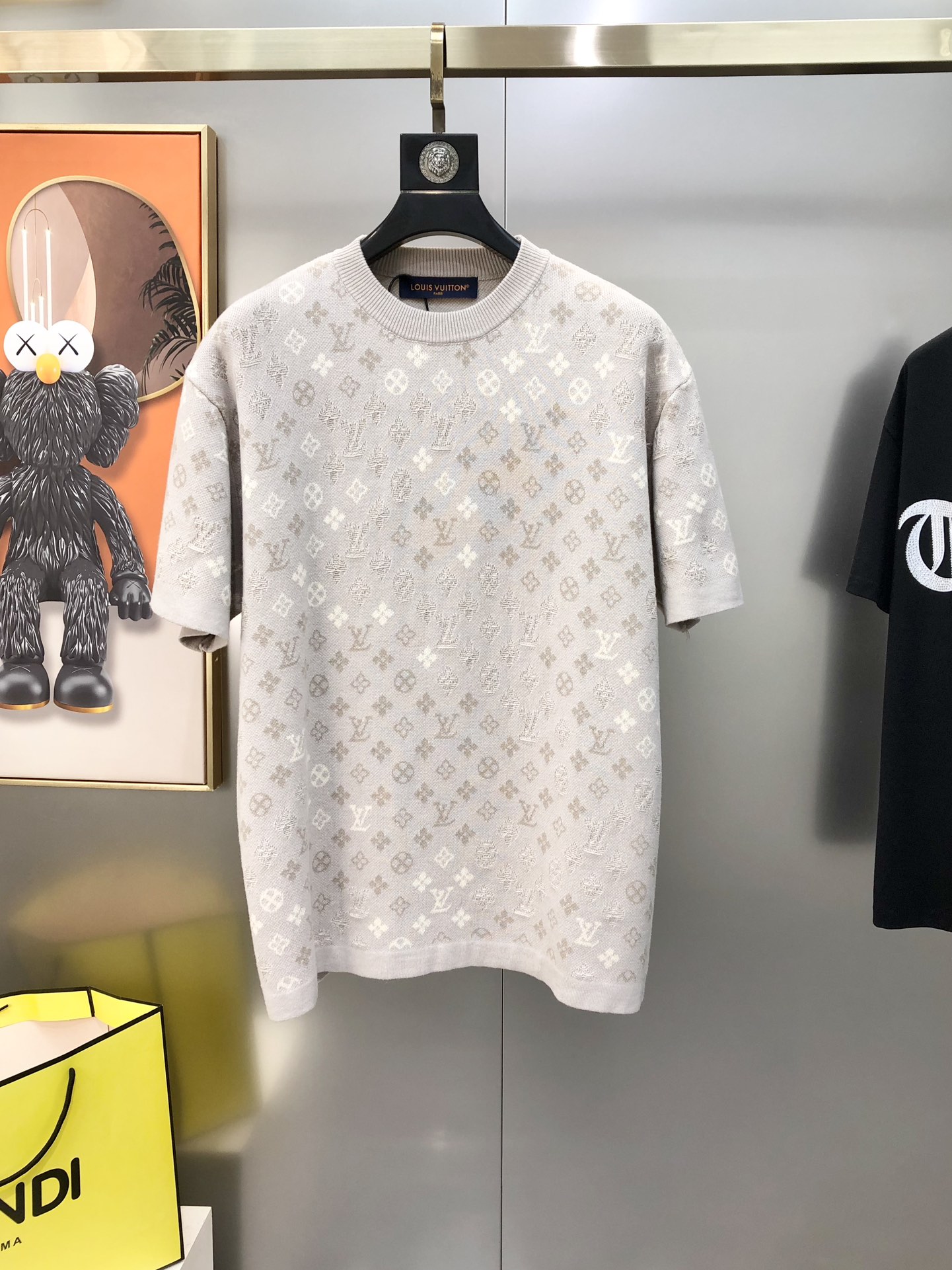 NO:732715,LV Louis Vuitton 2026 new men's original single round neck short-sleeved knitted sweater, sold simultaneously at the counter, channel goods, high version hot style, fashionable and versatile, jacquard logo craft design, custom imported merino wool fabric, soft and delicate, easy to highlight your temperament, versatile upper body to make you slim!  The fabrics and factories we choose are all used by first-line brands. The upper body is finely made and looks very handsome. The sizes are S-XL (larger. The maximum size can wear about 190 pounds. Please indicate your height and weight when placing an order). Ships next day. Khaki, Louis Vuitton, Louis Vuitton, sweaters, T-shirt,19860909LV 路易威登2026新款男士原单圆领短袖针织毛衣 柜台同步售卖 渠道货 高版本爆款 时尚百搭 提花logo工艺设计 定制进口美丽奴羊毛面料 柔软细腻 极易凸显出气质 ,上身百搭显瘦！我们所选择的面料及工厂都是一线品牌所使用的 精细做上身非常帅气 码数S-XL（偏大 最大码可穿190斤左右 下单请报身高体重）隔天出货 卡其色,,louis vuitton,louis vuitton,sweaters,T-shirt,,Men's clothing