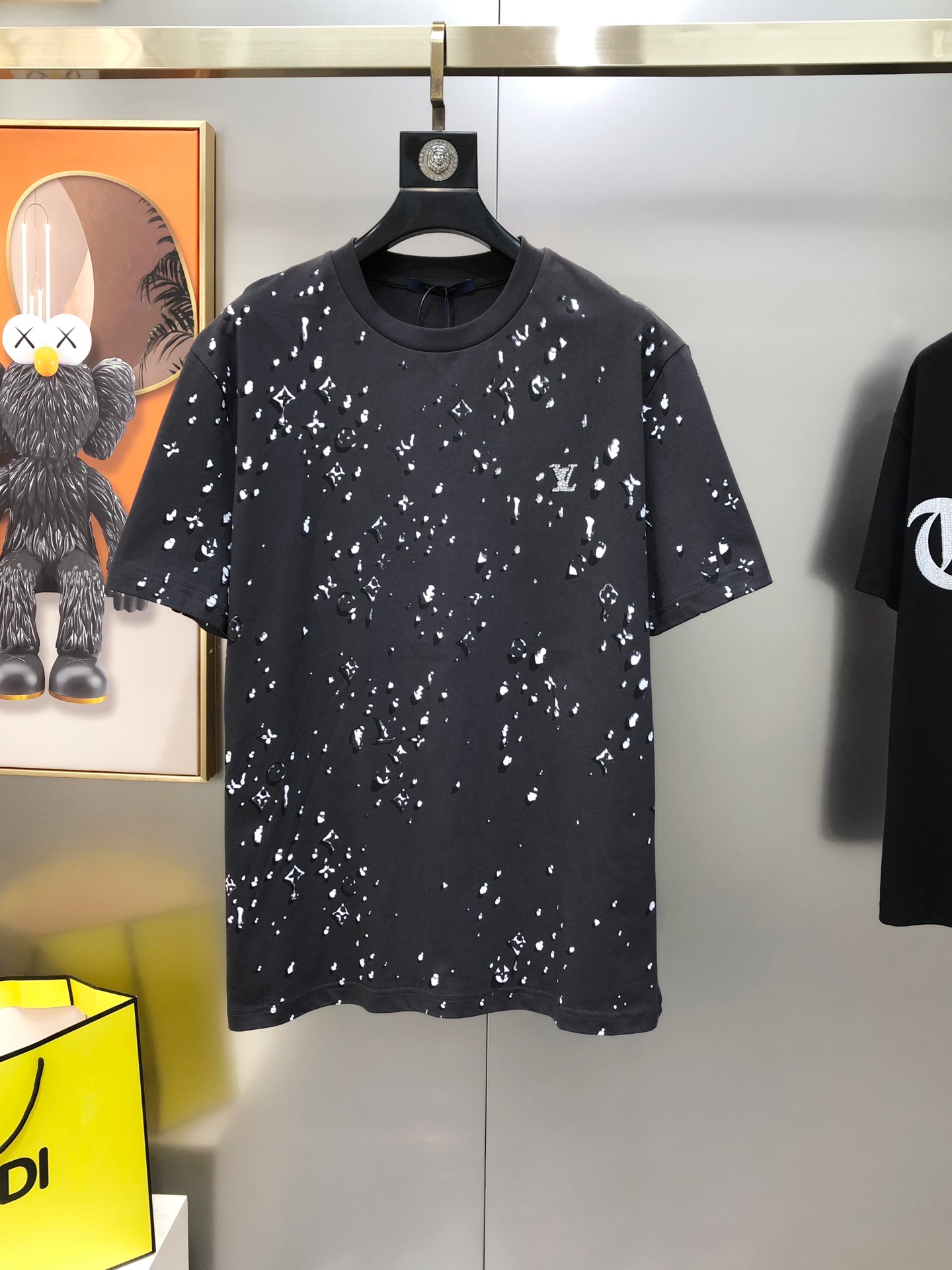 NO:732720,LV Louis Vuitton 2026 spring and summer new original men's round neck short-sleeved T-shirts are sold at the same time at the counter. Popular high-end quality. High version OS wide version. Offset printing hot diamond logo design. Customized imported pure cotton fabric. Soft and delicate feel. Skin-friendly and comfortable to wear. The upper body is made by the factory and is very handsome and stylish. Men's must-have items. All three standards. All sizes S-XL (the largest size can wear about 190 pounds)  Please state your height and weight when placing an order) Next day shipping Dark grey,,louis vuitton,louis vuitton,T-shirt,tees,t-shirt,19860909LV 路易威登2026春夏新款原单男士圆领短袖T恤 专柜同步售卖 爆款高端品质 高版本 OS版型阔版 印胶印花烫钻logo图案设计 定制进口纯棉面料 手感柔软细腻 穿着亲肤舒适 代工厂精细做上身非常帅气有型 男士必备单品 三标齐 全 尺码S-XL（偏大最大码可穿190斤左右 下单请报身高体重) 隔天出货 深灰色,,louis vuitton,louis vuitton,T-shirt,tees，t-shirt,,Men's clothing