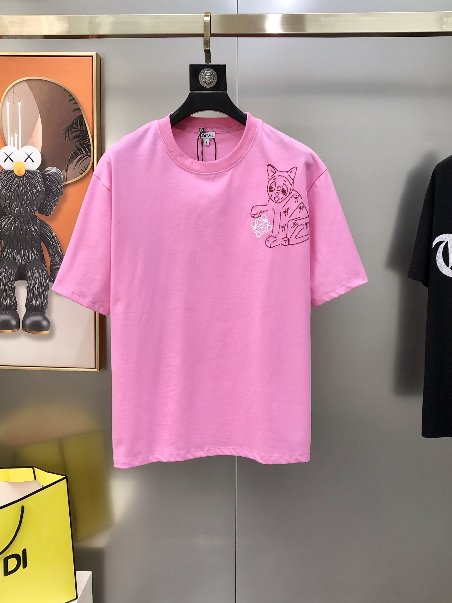 NO:732671,L*EWE Luo Yiwei's new 2026 spring and summer original men's round-neck short-sleeved T-shirts are sold simultaneously at the counter. Popular high-end quality. High version OS wide version. Three-dimensional embroidered logo cat pattern design. Customized imported pure cotton fabric. Soft and delicate feel. Skin-friendly and comfortable to wear. The upper body is made by the factory to be very handsome and stylish. Men's must-have items. All three standards are available. Sizes S-XL (the largest size can wear about 190 pounds)  Please state your height and weight when placing an order) Next day shipment Black Pink, loewe, T-shirt, tees, t-shirt,19860909L*EWE 罗意葳2026春夏新款原单男士圆领短袖T恤 专柜同步售卖 爆款高端品质 高版本 OS版型阔版 立体刺绣logo猫图案设计 定制进口纯棉面料 手感柔软细腻 穿着亲肤舒适 代工厂精细做上身非常帅气有型 男士必备单品 三标齐 全 尺码S-XL（偏大最大码可穿190斤左右 下单请报身高体重) 隔天出货 黑色 粉红色,,loewe,T-shirt,tees，t-shirt,,Men's clothing