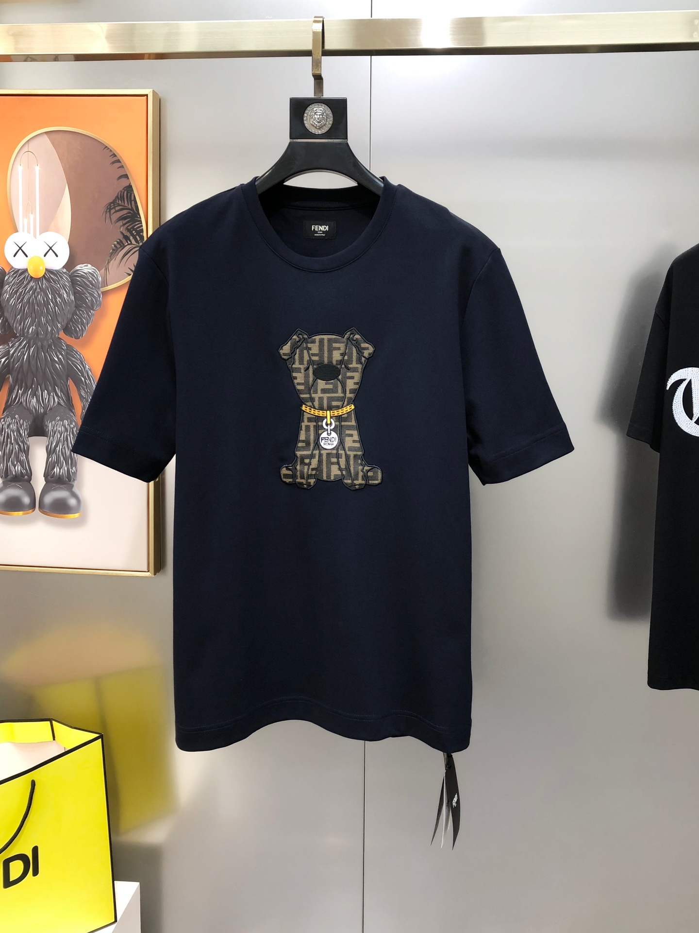 NO:732676,FD Fendi 2026 spring and summer new original men's round neck short-sleeved T-shirts are sold simultaneously at the counter. Popular high-end quality. High version OS wide version. Three-dimensional embroidery logo design. Customized imported pure cotton fabric. Soft and delicate feel. Skin-friendly and comfortable to wear. The upper body is made by the factory and is very handsome and stylish. Men's must-have items. All three standards are available. Sizes S-XL (the largest size can wear about 190 pounds. Please indicate your height and weight when placing an order)  Next day shipping black royal blue, fendi, T-shirt, tees, t-shirt,19860909FD 芬迪2026春夏新款原单男士圆领短袖T恤 专柜同步售卖 爆款高端品质 高版本 OS版型阔版 立体刺绣logo图案设计 定制进口纯棉面料 手感柔软细腻 穿着亲肤舒适 代工厂精细做上身非常帅气有型 男士必备单品 三标齐 全 尺码S-XL（偏大最大码可穿190斤左右 下单请报身高体重) 隔天出货 黑色 宝蓝色,,fendi,T-shirt,tees，t-shirt,,Men's clothing