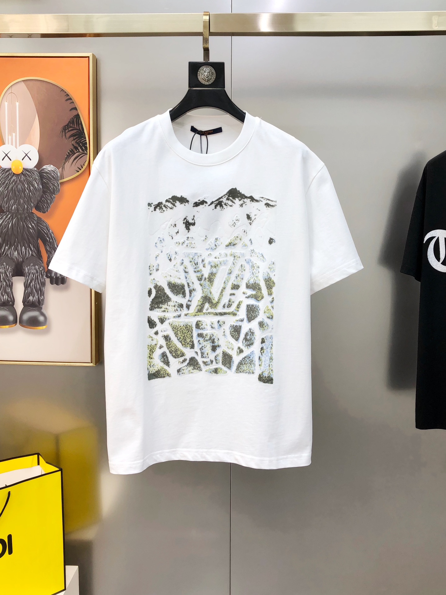 NO:732686,LV Louis Vuitton 2026 spring and summer new original men's round neck short-sleeved T-shirts are sold at the same time at the counter. Popular high-end quality. High version OS wide version. Offset printing logo design. Customized imported pure cotton fabric. Soft and delicate feel. Skin-friendly and comfortable to wear. The upper body is finely made by the factory. It is very handsome and stylish. Men's must-have items. Three standards are available. All sizes S-XL (the largest size can wear about 190 pounds. Please indicate your height and weight when placing an order)  Next day shipping white,,louis vuitton,louis vuitton,T-shirt,tees,t-shirt,19860909LV 路易威登2026春夏新款原单男士圆领短袖T恤 专柜同步售卖 爆款高端品质 高版本 OS版型阔版 印胶印花logo图案设计 定制进口纯棉面料 手感柔软细腻 穿着亲肤舒适 代工厂精细做上身非常帅气有型 男士必备单品 三标齐 全 尺码S-XL（偏大最大码可穿190斤左右 下单请报身高体重) 隔天出货 白色,,louis vuitton,louis vuitton,T-shirt,tees，t-shirt,,Men's clothing