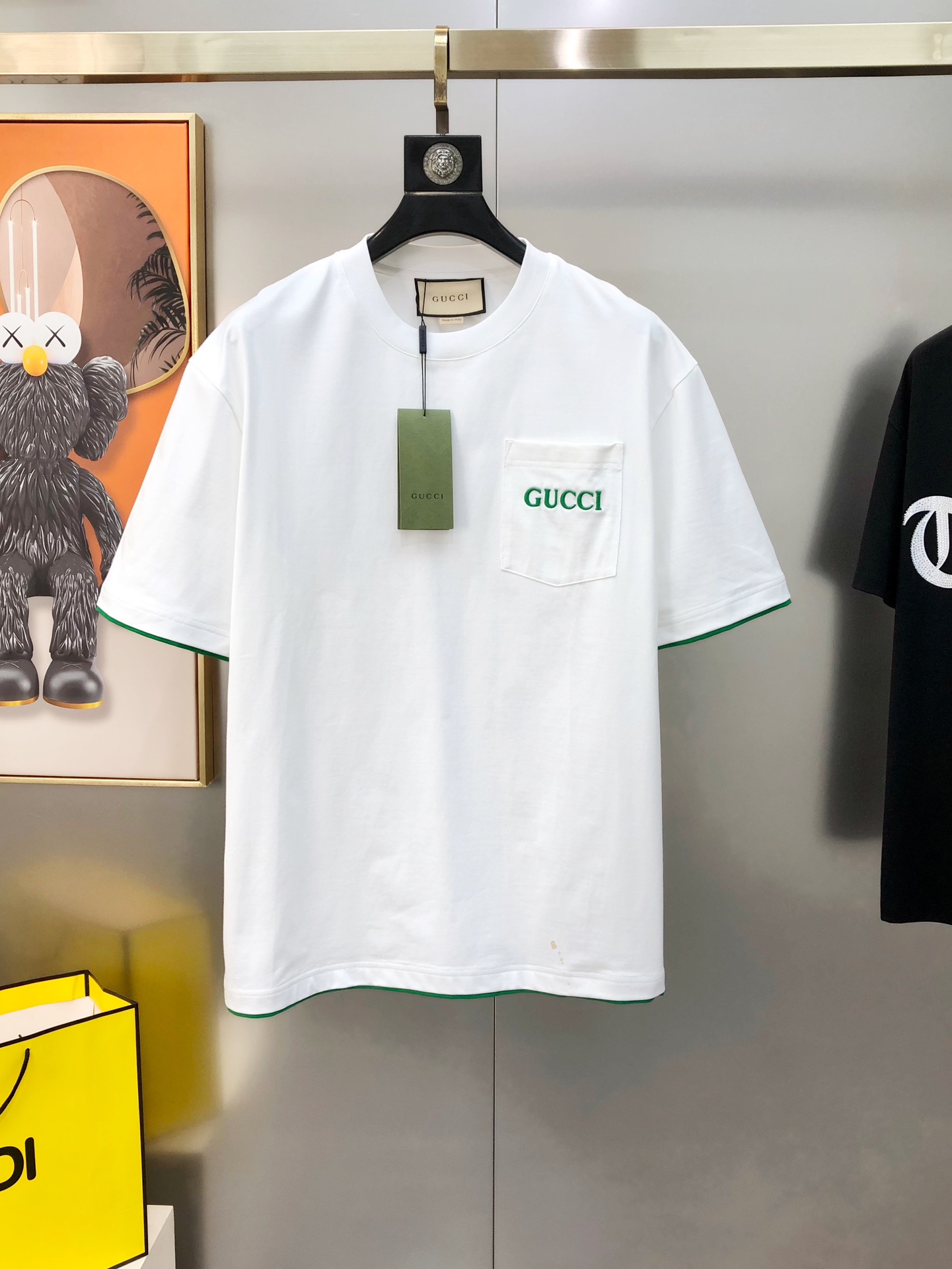 NO:732692,G*cci Gucci 2026 spring and summer new original men's round neck short-sleeved T-shirt, sold at the same time at the counter, popular high-end quality, high version, wide OS version, contrasting edges, three-dimensional embroidered letter logo design on the chest pocket, custom imported double-ply cotton fabric, soft and delicate feel, comfortable to wear, factory-made upper body, very handsome and stylish, three standards, all sizes M-3XL (too large, the largest size can wear about 200 pounds)  Please state your height and weight when placing an order) Black White Shipping next day, T-shirt, tees, t-shirt,19860909G*cci 古齐2026春夏新款原单男士圆领短袖T恤 专柜同步售卖 爆款高端品质 高版本 OS版型阔版 包边撞色 胸前口袋立体刺绣字母logo设计 定制进口双股纯棉面料 手感柔软细腻 穿着亲肤舒适 代工厂精细做上身非常帅气有型 三标齐 全 尺码M-3XL（偏大 最大码可穿200斤左右 下单请报身高体重) 黑色 白色 隔天出货,,T-shirt,tees，t-shirt,,Men's clothing