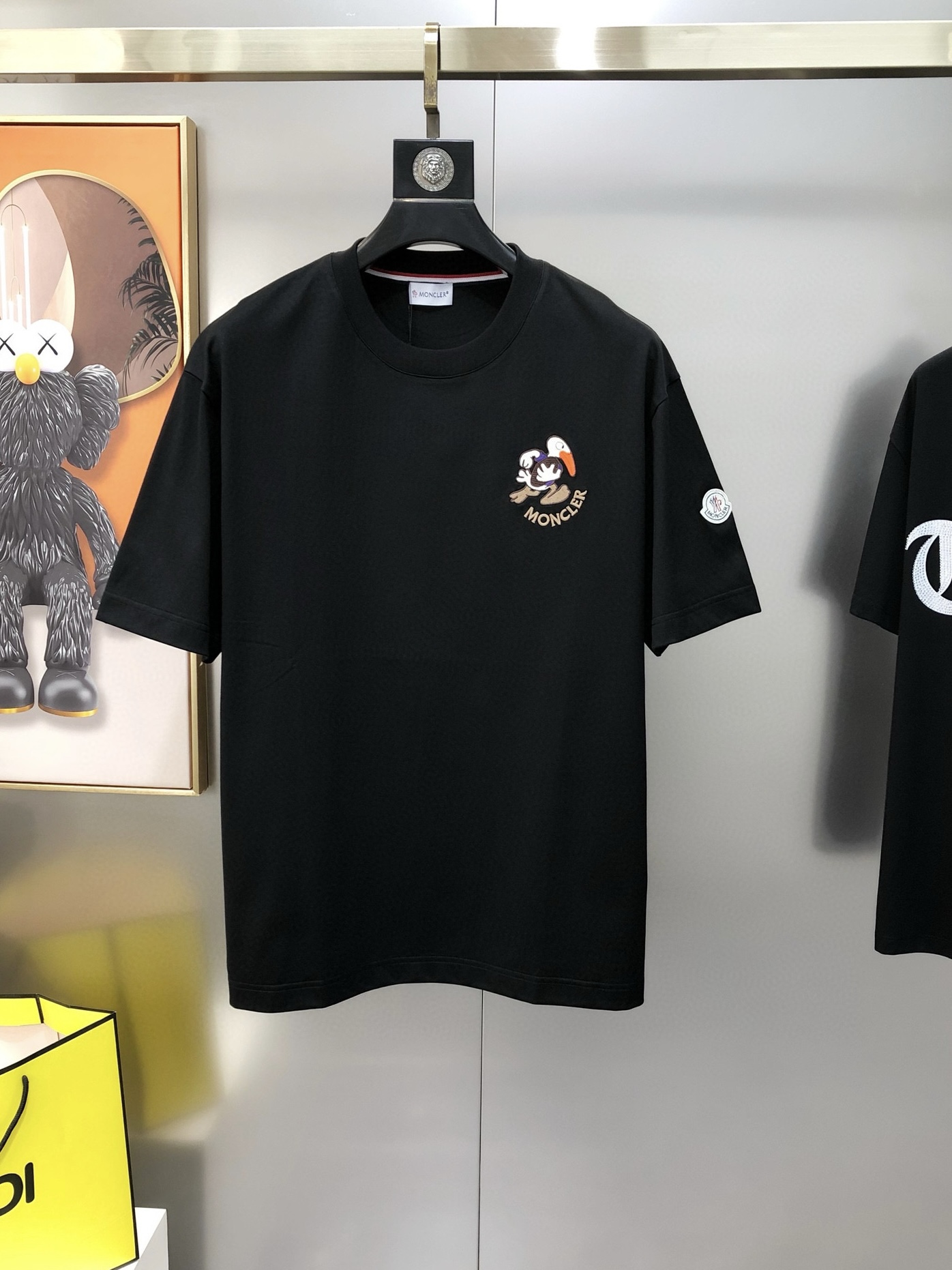 NO:732698,M*ncler 2026 spring and summer new original men's round neck short-sleeved T-shirts for men. Hot-selling high-end quality. High version. OS wide version. Three-dimensional embroidery logo pattern on the chest. Cloth label design on the sleeves. Customized imported double-ply cotton fabric. Soft and delicate feel. Comfortable to wear. The upper body is made by the factory and is very handsome and stylish. All three standards are available. Sizes M-3XL (too large. The largest size can wear about 200 pounds.  Please state your height and weight when placing an order) Black White Shipping next day, Moncler, T-shirt, tees, t-shirt,19860909M*ncler 蒙口2026春夏新款原单男士圆领短袖T恤 专柜同步售卖 爆款高端品质 高版本 OS版型阔版 胸前立体刺绣logo图案袖上布标设计 定制进口双股纯棉面料 手感柔软细腻 穿着亲肤舒适 代工厂精细做上身非常帅气有型 三标齐 全 尺码M-3XL（偏大 最大码可穿200斤左右 下单请报身高体重) 黑色 白色 隔天出货,,Moncler,T-shirt,tees，t-shirt,,Men's clothing