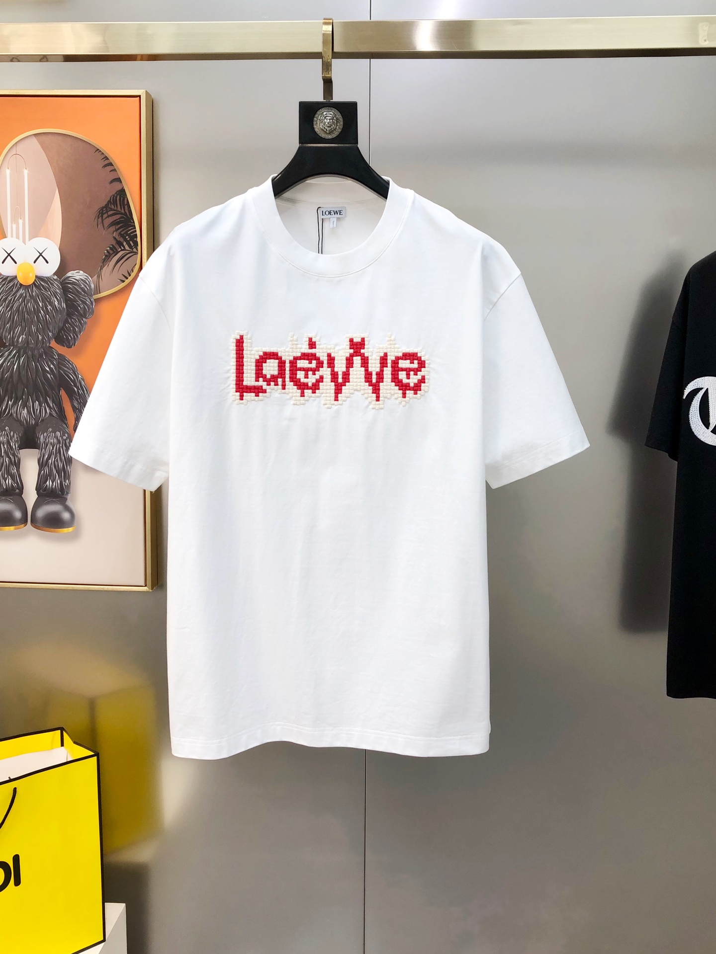 NO:732704,L*EWE Luo Yiwei's new 2026 spring and summer original men's round neck short-sleeved T-shirts are sold at the same time. Popular high-end quality. High version OS wide version. Three-dimensional embroidered letter logo pattern design on the chest. Customized imported double-ply cotton fabric. It feels soft and delicate. It is comfortable to wear. The upper body is made by the factory and is very handsome and stylish. All three standards are available. Sizes M-3XL (too large. The largest size can wear about 200 pounds.  Please state your height and weight when placing an order) Black White Shipping next day, loewe, T-shirt, tees, t-shirt,19860909L*EWE 罗意葳2026春夏新款原单男士圆领短袖T恤 专柜同步售卖 爆款高端品质 高版本 OS版型阔版 胸前立体刺绣字母logo图案设计 定制进口双股纯棉面料 手感柔软细腻 穿着亲肤舒适 代工厂精细做上身非常帅气有型 三标齐 全 尺码M-3XL（偏大 最大码可穿200斤左右 下单请报身高体重) 黑色 白色 隔天出货,,loewe,T-shirt,tees，t-shirt,,Men's clothing