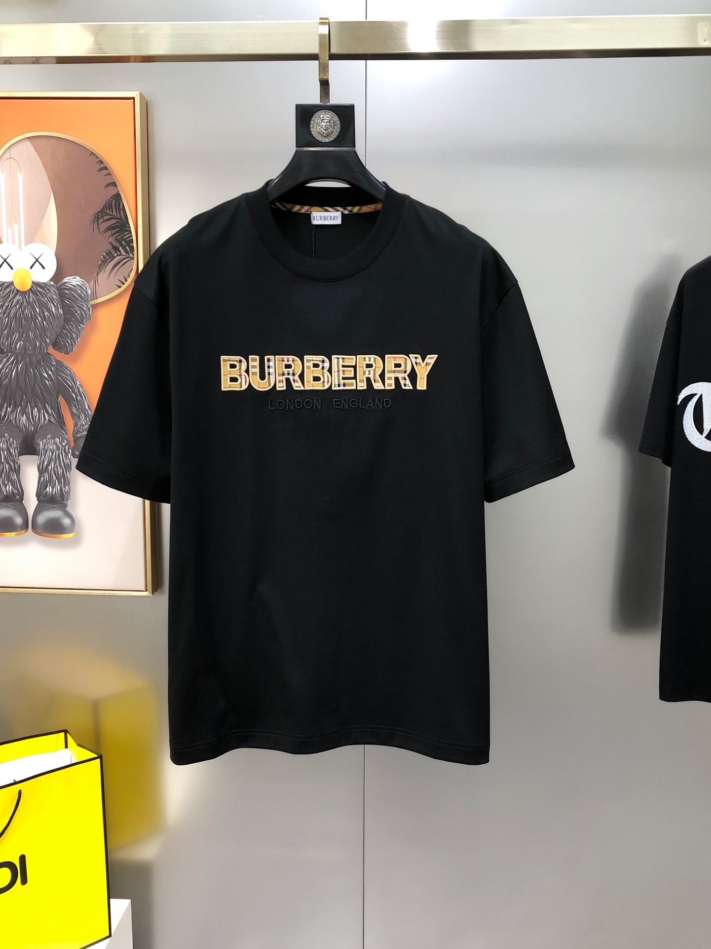 NO:732716,BURBE** Burberry's new 2026 spring and summer original men's round neck short-sleeved T-shirts are sold simultaneously at the counter. Popular high-end quality. High version OS wide version. Three-dimensional embroidered letter logo design on the chest. Customized imported double-ply cotton fabric. It feels soft and delicate. It is skin-friendly and comfortable to wear. The upper body is made by the factory and is very handsome and stylish. All three standards are available. Sizes M-3XL (too large. The largest size can wear about 200 pounds)  Please state your height and weight when placing an order) Black White Shipping next day, burberry, burberry, T-shirt, tees, t-shirt,19860909BURBE** 巴宝莉2026春夏新款原单男士圆领短袖T恤 专柜同步售卖 爆款高端品质 高版本 OS版型阔版 胸前立体刺绣字母logo设计 定制进口双股纯棉面料 手感柔软细腻 穿着亲肤舒适 代工厂精细做上身非常帅气有型 三标齐 全 尺码M-3XL（偏大 最大码可穿200斤左右 下单请报身高体重) 黑色 白色 隔天出货,,burberry,burberry,T-shirt,tees，t-shirt,,Men's clothing