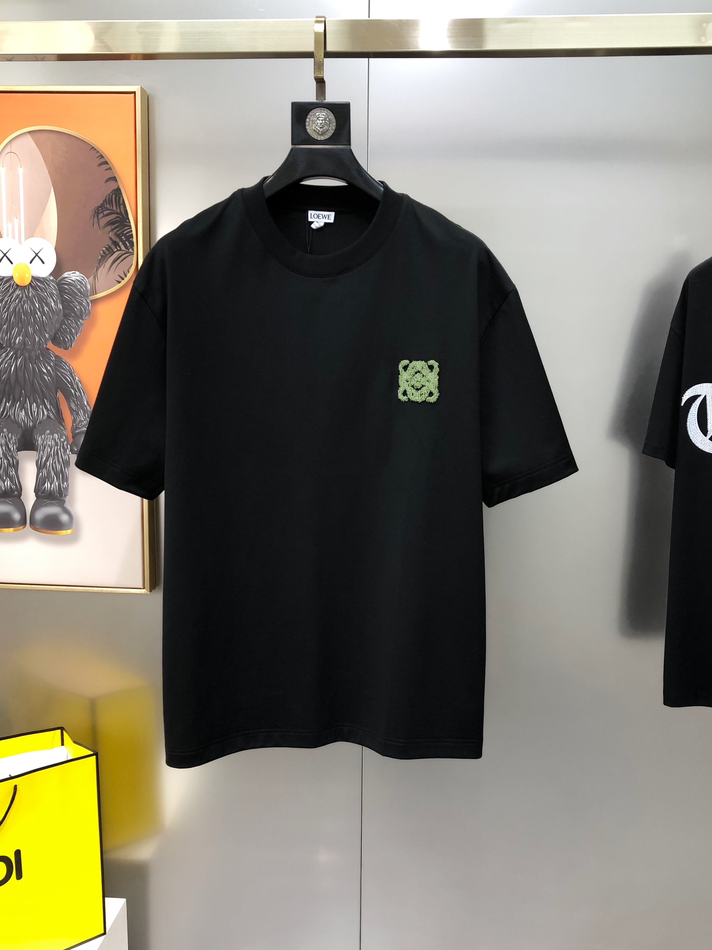 NO:732710,L*EWE Luo Yiwei's new 2026 spring and summer original men's round neck short-sleeved T-shirts are sold simultaneously at the counter. Popular high-end quality. High version OS wide version. Toothbrush embroidered logo design on the chest. Customized imported double-ply cotton fabric. It feels soft and delicate. It is skin-friendly and comfortable to wear. The upper body is made by the factory and is very handsome and stylish. All three standards are available. Sizes M-3XL (too large. The largest size can wear about 200 pounds)  Please state your height and weight when placing an order) Black White Shipping next day, loewe, T-shirt, tees, t-shirt,19860909L*EWE 罗意葳2026春夏新款原单男士圆领短袖T恤 专柜同步售卖 爆款高端品质 高版本 OS版型阔版 胸前牙刷绣logo图案设计 定制进口双股纯棉面料 手感柔软细腻 穿着亲肤舒适 代工厂精细做上身非常帅气有型 三标齐 全 尺码M-3XL（偏大 最大码可穿200斤左右 下单请报身高体重) 黑色 白色 隔天出货,,loewe,T-shirt,tees，t-shirt,,Men's clothing