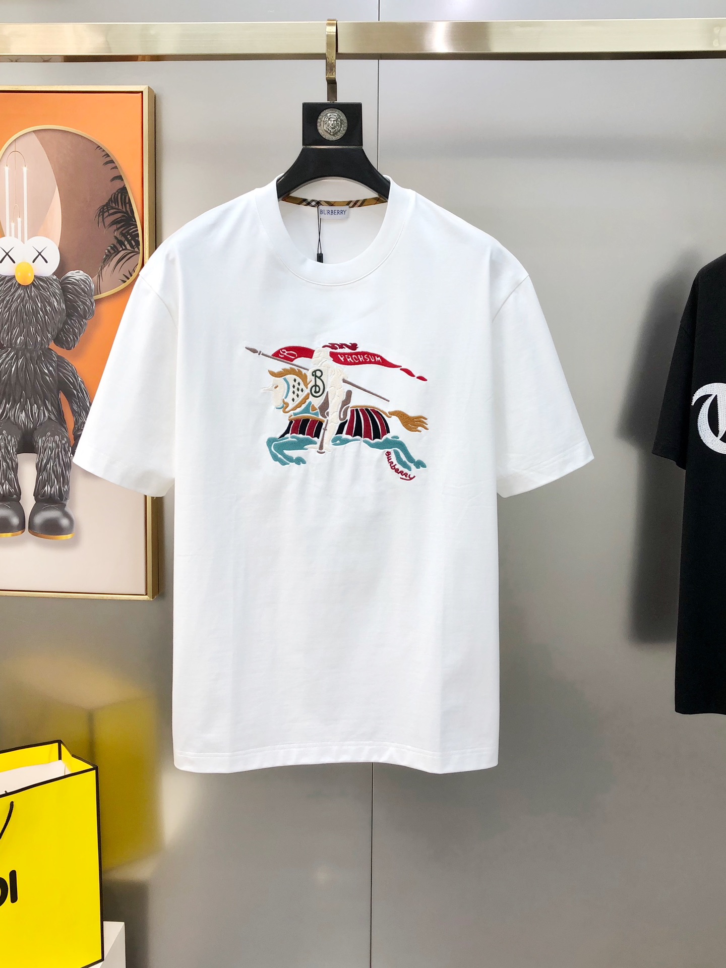 NO:732725,BURBE** Burberry's new 2026 spring and summer original men's round neck short-sleeved T-shirt, sold simultaneously at counters, popular high-end quality, high version OS wide version, three-dimensional embroidered war horse logo design on the chest, custom imported double-ply pure cotton fabric, soft and delicate feel, comfortable to wear, factory finely made upper body, very handsome and stylish, all three standards, all sizes M-3XL (too large, the largest size can wear about 200 pounds)  Please state your height and weight when placing an order) Black White Shipping next day, burberry, burberry, T-shirt, tees, t-shirt,19860909BURBE** 巴宝莉2026春夏新款原单男士圆领短袖T恤 专柜同步售卖 爆款高端品质 高版本 OS版型阔版 胸前立体刺绣战马logo图案设计 定制进口双股纯棉面料 手感柔软细腻 穿着亲肤舒适 代工厂精细做上身非常帅气有型 三标齐 全 尺码M-3XL（偏大 最大码可穿200斤左右 下单请报身高体重) 黑色 白色 隔天出货,,burberry,burberry,T-shirt,tees，t-shirt,,Men's clothing