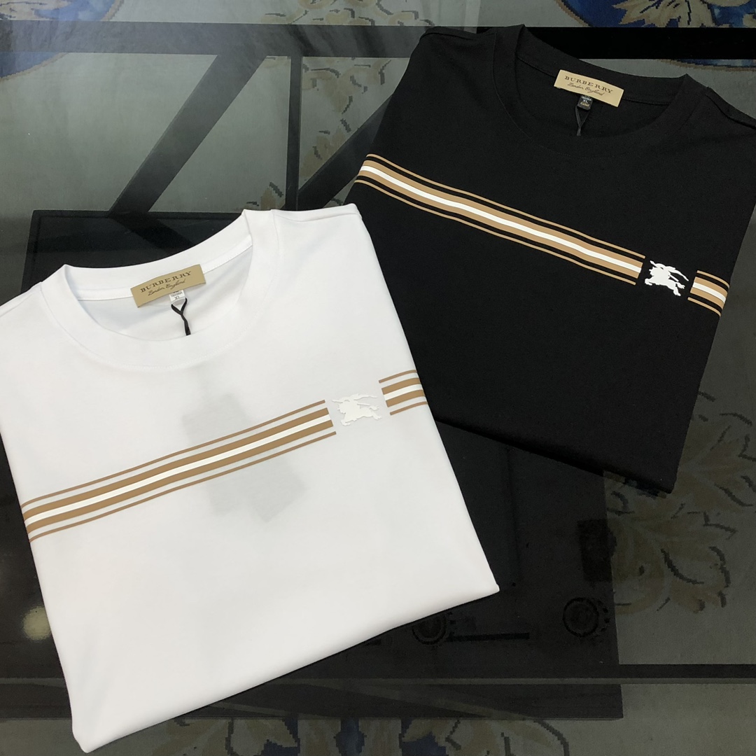 NO:732685,BURBE** Burberry 2026 spring and summer new original men's round neck short-sleeved T-shirt, high-end customization, fashionable and versatile, simultaneous sales at the counter, printed logo pattern design, custom-made imported liquid ammonia cotton fabric, skin-friendly and comfortable to wear, the fabric is soft and breathable, and feels very delicate. The inside is all made of single-needle hemming technology!  It can ensure that it will not deform when worn!  The tailoring is decent, without any sense of restraint, and the workmanship of the factory is fine. It shows temperament and class. The upper body is very handsome. Sizes M-4XL (the largest size can wear about 195 pounds. Please state your height and weight when placing an order). Black, white, burberry, burberry, T-shirt, tees, t-shirt,19860909BURBE** 巴宝莉2026春夏新款原单男士圆领短袖T恤 高端定制 时尚百搭 柜台同步售卖 印胶logo图案设计 客供定制进口液氨棉面料,穿着亲肤舒适 面料柔软透气 摸上去非常细腻的感觉.内里全部采用单针锁边工艺！能够确保穿着不变形！裁剪得体,没有任何束缚感,代工厂做工精细 显气质 显档次 上身非常帅气 尺码M-4XL（最大码可穿195斤左右 下单请报身高体重) 黑色 白色,,burberry,burberry,T-shirt,tees，t-shirt,,Men's clothing