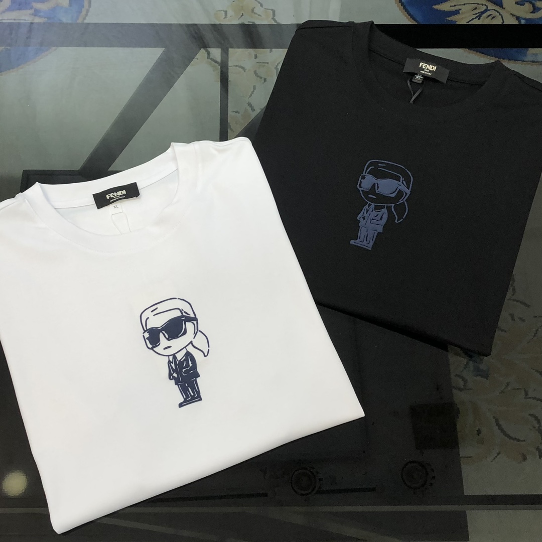 NO:732669,FD Fendi 2026 spring and summer new original men's round neck short-sleeved T-shirt. High-end customization. Fashionable and versatile. Simultaneous sales at the counter. Printed logo pattern design. Customized imported liquid ammonia cotton fabric, skin-friendly and comfortable to wear. The fabric is soft and breathable. It feels very delicate. The inside is all made of single-needle hemming technology!  It can ensure that it will not deform when worn!  The tailoring is decent, without any sense of restraint, and the workmanship of the factory is fine. It shows temperament and class. The upper body is very handsome. Size M-4XL (the largest size can wear about 195 pounds. Please state your height and weight when placing an order). Black, white, fendi, T-shirt, tees, t-shirt,19860909FD 芬迪2026春夏新款原单男士圆领短袖T恤 高端定制 时尚百搭 柜台同步售卖 印胶logo图案设计 客供定制进口液氨棉面料,穿着亲肤舒适 面料柔软透气 摸上去非常细腻的感觉.内里全部采用单针锁边工艺！能够确保穿着不变形！裁剪得体,没有任何束缚感,代工厂做工精细 显气质 显档次 上身非常帅气 尺码M-4XL（最大码可穿195斤左右 下单请报身高体重) 黑色 白色,,fendi,T-shirt,tees，t-shirt,,Men's clothing