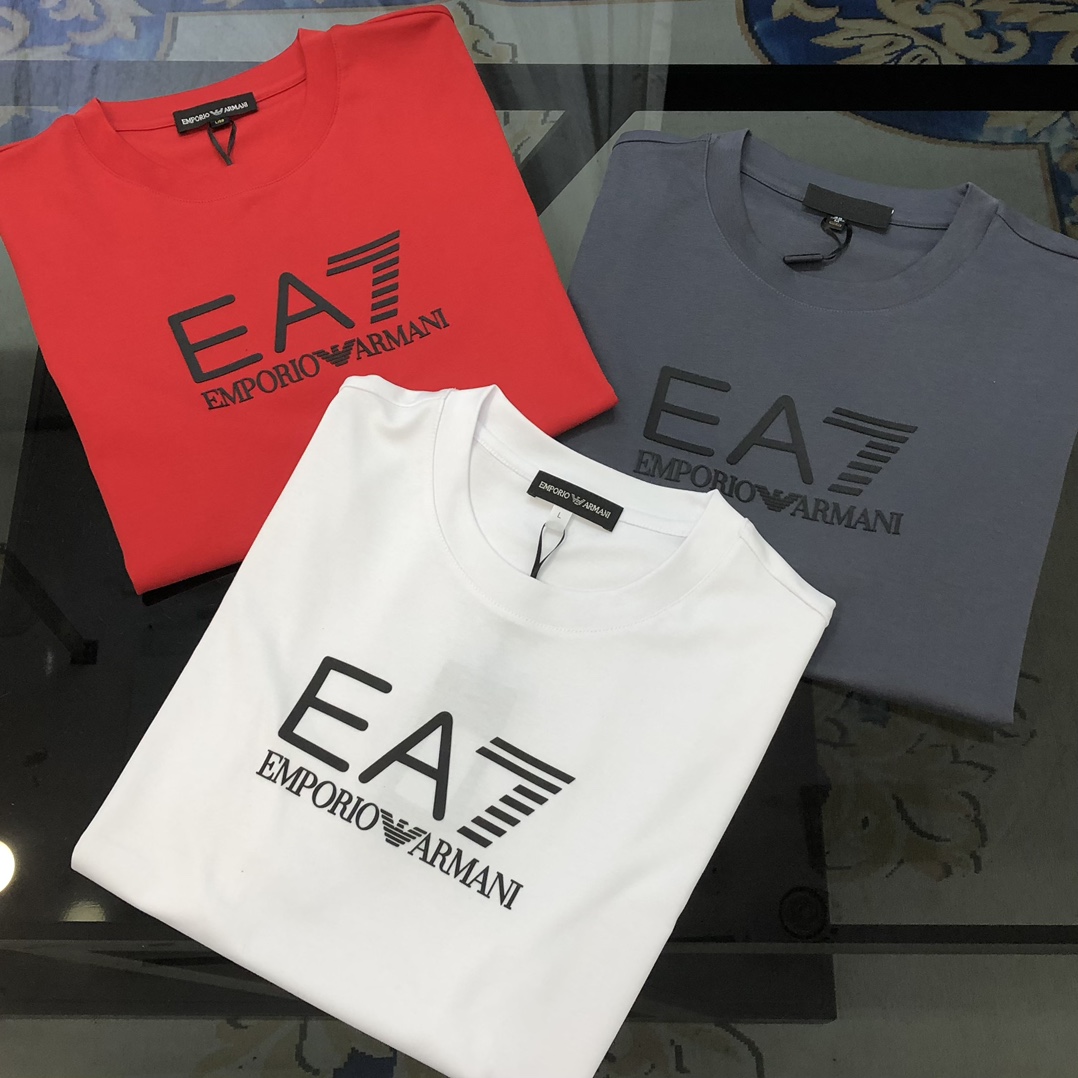 NO:732797,A*mani Armani 2026 spring and summer new original men's round neck short-sleeved T-shirt. High-end customization. Fashionable and versatile. Simultaneous sales at the counter. Printed letter logo pattern design. Customized imported liquid ammonia cotton fabric, skin-friendly and comfortable to wear. The fabric is soft and breathable. It feels very delicate. The inside is all made of single-needle hemming technology!  It can ensure that it will not deform when worn!  The tailoring is decent, without any sense of restraint, and the workmanship of the factory is fine. It shows temperament and class. The upper body is very handsome. Size M-4XL (the largest size can wear about 195 pounds. Please state your height and weight when placing an order). Black, white, armani, T-shirt, tees, t-shirt,19860909A*mani 阿玛尼2026春夏新款原单男士圆领短袖T恤 高端定制 时尚百搭 柜台同步售卖 印胶字母logo图案设计 客供定制进口液氨棉面料,穿着亲肤舒适 面料柔软透气 摸上去非常细腻的感觉.内里全部采用单针锁边工艺！能够确保穿着不变形！裁剪得体,没有任何束缚感,代工厂做工精细 显气质 显档次 上身非常帅气 尺码M-4XL（最大码可穿195斤左右 下单请报身高体重) 黑色 白色,,armani,T-shirt,tees，t-shirt,,Men's clothing