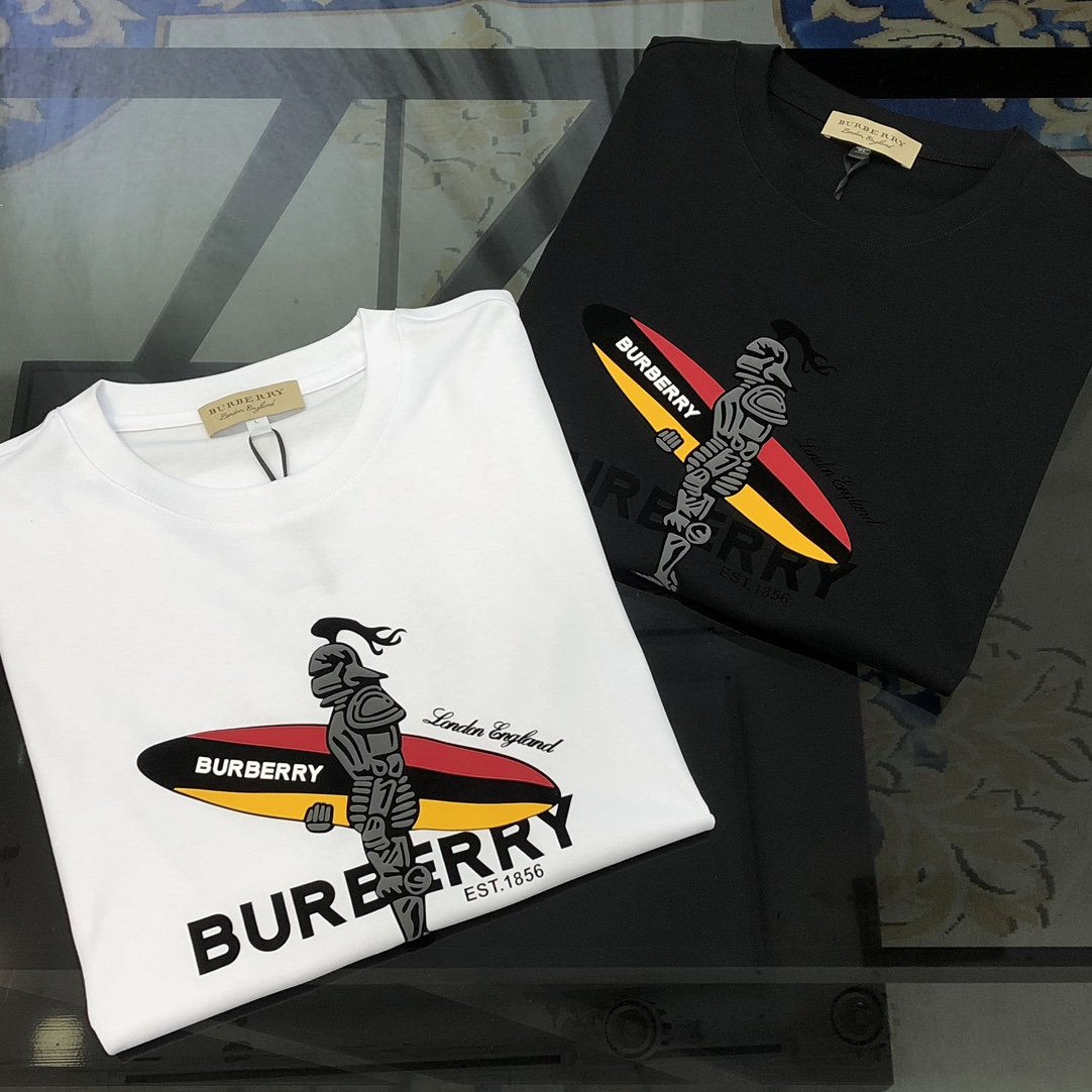 NO:732674,BURBE** Burberry's new 2026 spring and summer original men's round neck short-sleeved T-shirt, high-end customization, fashionable and versatile, sold at the same time at the counter, printed letter logo pattern design, custom-made imported liquid ammonia cotton fabric, skin-friendly and comfortable to wear, soft and breathable fabric, very delicate to the touch. Single-needle hemming technology is used throughout the interior!  It can ensure that it will not deform when worn!  The tailoring is decent, without any sense of restraint, and the workmanship of the factory is fine. It shows temperament and class. The upper body is very handsome. Sizes M-4XL (the largest size can wear about 195 pounds. Please state your height and weight when placing an order). Black, white, burberry, burberry, T-shirt, tees, t-shirt,19860909BURBE** 巴宝莉2026春夏新款原单男士圆领短袖T恤 高端定制 时尚百搭 柜台同步售卖 印胶字母logo图案设计 客供定制进口液氨棉面料,穿着亲肤舒适 面料柔软透气 摸上去非常细腻的感觉.内里全部采用单针锁边工艺！能够确保穿着不变形！裁剪得体,没有任何束缚感,代工厂做工精细 显气质 显档次 上身非常帅气 尺码M-4XL（最大码可穿195斤左右 下单请报身高体重) 黑色 白色,,burberry,burberry,T-shirt,tees，t-shirt,,Men's clothing