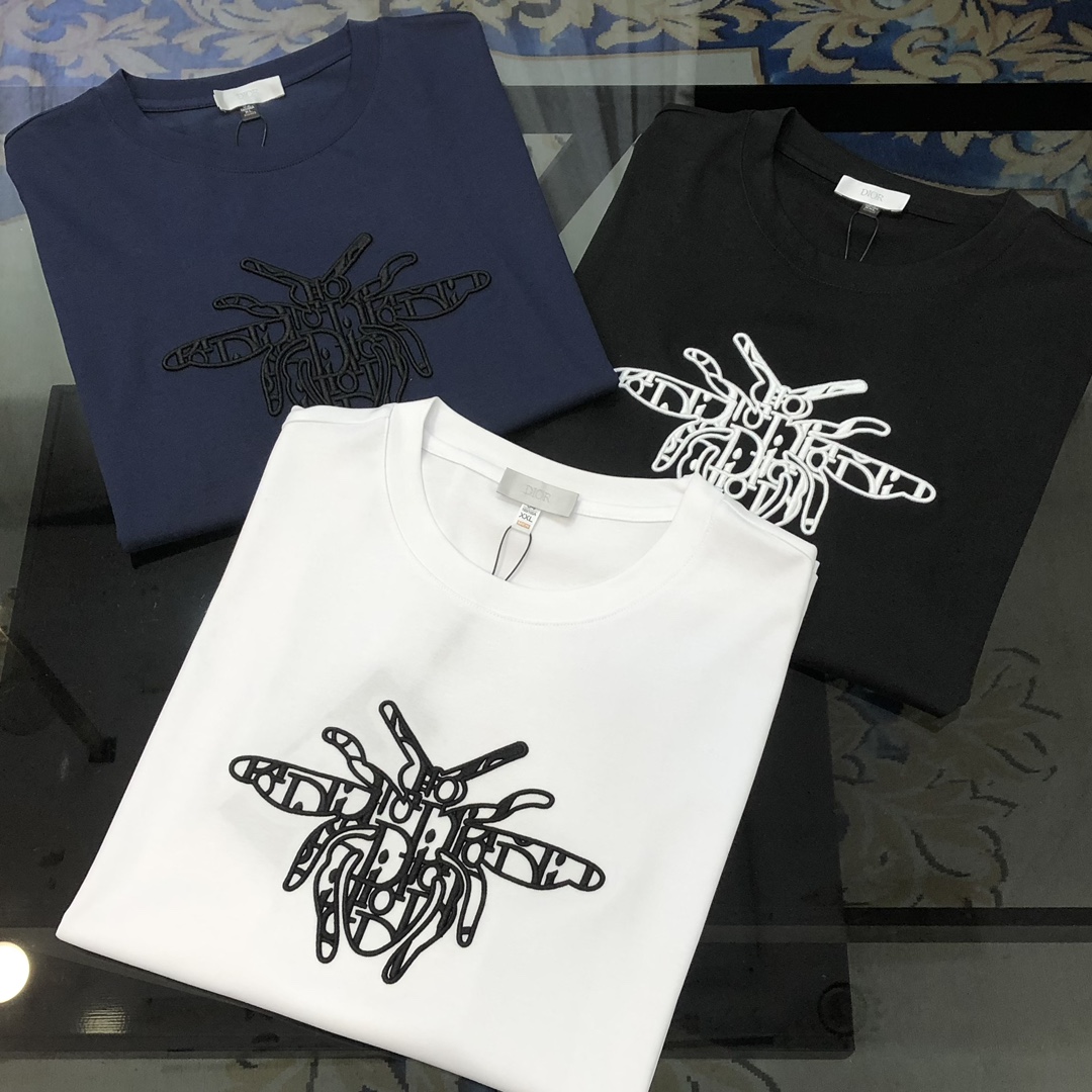 NO:732697,D*or Dior's 2026 spring and summer new original men's round neck short-sleeved T-shirt. High-end customization. Fashionable and versatile. Simultaneous sales at the counter. Three-dimensional embroidery logo pattern design. Customized imported liquid ammonia cotton fabric, skin-friendly and comfortable to wear. The fabric is soft and breathable. It feels very delicate to the touch. The inside is all made of single-needle hemming technology!  It can ensure that it will not deform when worn!  The tailoring is decent, without any sense of restraint. The workmanship of the factory is fine. It shows temperament and class. The upper body is very handsome. Size M-4XL (the maximum size can wear about 195 pounds. Please state your height and weight when placing an order). Black, white, royal blue, dior, T-shirt, tees, t-shirt,19860909D*or 迪奥2026春夏新款原单男士圆领短袖T恤 高端定制 时尚百搭 柜台同步售卖 立体刺绣logo图案设计 客供定制进口液氨棉面料,穿着亲肤舒适 面料柔软透气 摸上去非常细腻的感觉.内里全部采用单针锁边工艺！能够确保穿着不变形！裁剪得体,没有任何束缚感,代工厂做工精细 显气质 显档次 上身非常帅气 尺码M-4XL（最大码可穿195斤左右 下单请报身高体重) 黑色 白色 宝蓝色,,dior,T-shirt,tees，t-shirt,,Men's clothing