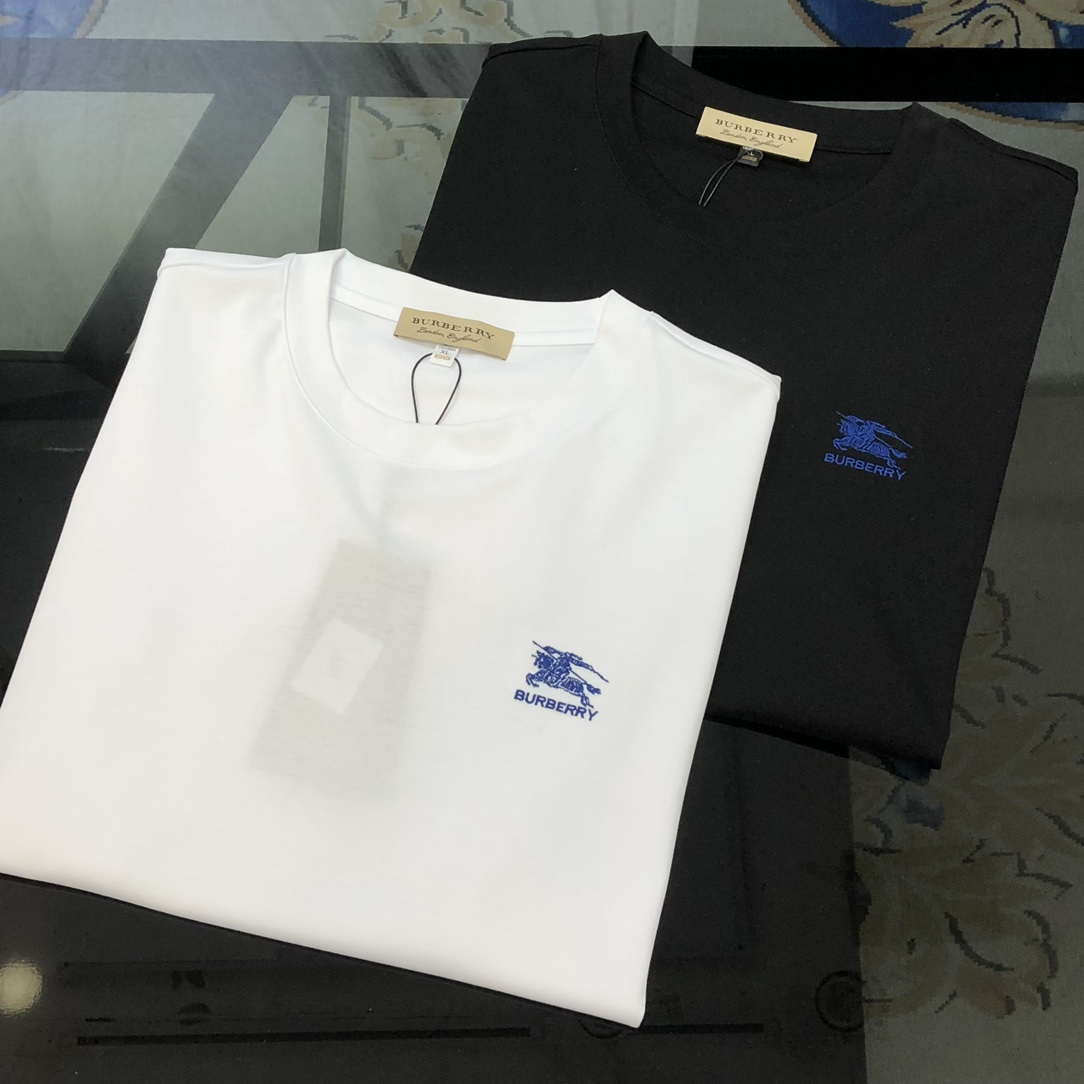 NO:732691,BURBE** Burberry 2026 spring and summer new original men's round neck short-sleeved T-shirt, high-end customization, fashionable and versatile, sold simultaneously at the counter, three-dimensional embroidered letters and horse logo pattern design, custom-made imported liquid ammonia cotton fabric, skin-friendly and comfortable to wear, soft and breathable fabric, very delicate to the touch. All inside are made of single-needle locking technology!  It can ensure that it will not deform when worn!  The tailoring is decent, without any sense of restraint, and the workmanship of the factory is fine. It shows temperament and class. The upper body is very handsome. Sizes M-4XL (the largest size can wear about 195 pounds. Please state your height and weight when placing an order). Black, white, burberry, burberry, T-shirt, tees, t-shirt,19860909BURBE** 巴宝莉2026春夏新款原单男士圆领短袖T恤 高端定制 时尚百搭 柜台同步售卖 立体刺绣字母战马logo图案设计 客供定制进口液氨棉面料,穿着亲肤舒适 面料柔软透气 摸上去非常细腻的感觉.内里全部采用单针锁边工艺！能够确保穿着不变形！裁剪得体,没有任何束缚感,代工厂做工精细 显气质 显档次 上身非常帅气 尺码M-4XL（最大码可穿195斤左右 下单请报身高体重) 黑色 白色,,burberry,burberry,T-shirt,tees，t-shirt,,Men's clothing