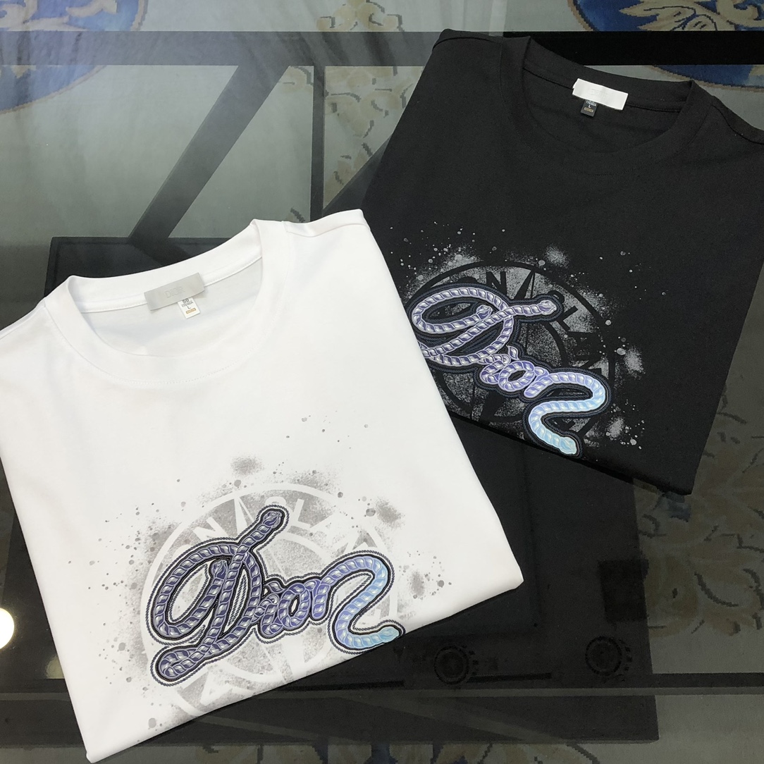 NO:732679,D*or Dior's new 2026 spring and summer original men's round neck short-sleeved T-shirt. High-end customization. Fashionable and versatile. Simultaneous sales at the counter. Direct-injection printing and glue logo design. Customized imported liquid ammonia cotton fabric for customers. It is skin-friendly and comfortable to wear. The fabric is soft and breathable. It feels very delicate to the touch. The inside is all made of single-needle hemming technology!  It can ensure that it will not deform when worn!  The tailoring is decent, without any sense of restraint, and the workmanship of the factory is fine. It shows temperament and class. The upper body is very handsome. Size M-4XL (the largest size can wear about 195 pounds. Please state your height and weight when placing an order). Black, white, dior, T-shirt, tees, t-shirt,19860909D*or 迪奥2026春夏新款原单男士圆领短袖T恤 高端定制 时尚百搭 柜台同步售卖 直喷印花印胶logo图案设计 客供定制进口液氨棉面料,穿着亲肤舒适 面料柔软透气 摸上去非常细腻的感觉.内里全部采用单针锁边工艺！能够确保穿着不变形！裁剪得体,没有任何束缚感,代工厂做工精细 显气质 显档次 上身非常帅气 尺码M-4XL（最大码可穿195斤左右 下单请报身高体重) 黑色 白色,,dior,T-shirt,tees，t-shirt,,Men's clothing