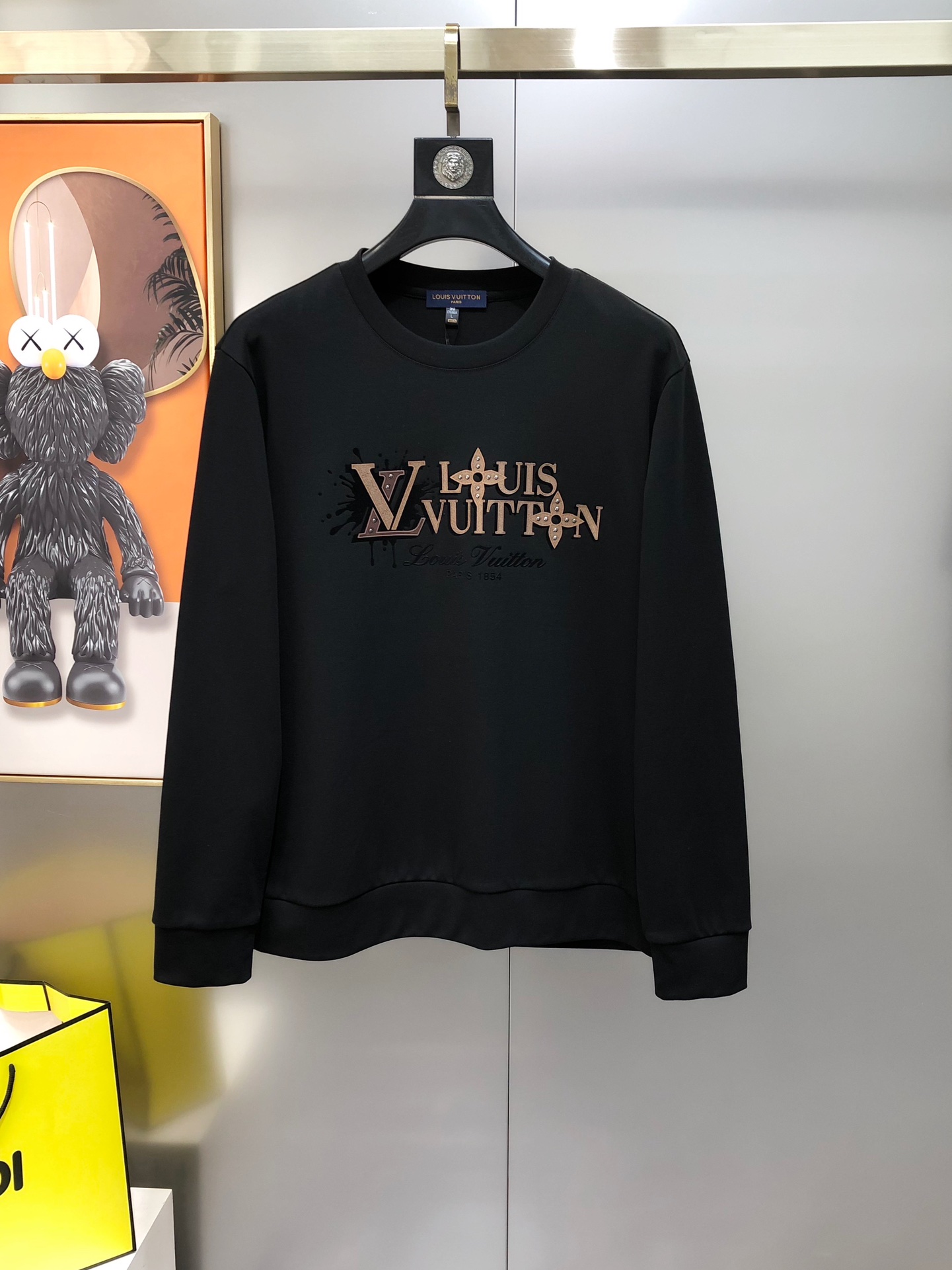 NO:732673,LV Louis Vuitton 2025 autumn and winter new original men's long-sleeved sweatshirt T-shirt. High-end customization, fashionable and versatile, three-dimensional printed letter logo design. Customized imported lyocell pure cotton fabric. The fabric is soft, skin-friendly and comfortable to wear. It feels very delicate. The inside is all made of single-needle hemming technology!  It can ensure that it will not deform when worn!  The tailoring is decent, without any sense of restraint, and the workmanship of the factory is fine. It shows temperament and class. The upper body is handsome without wearing it. The size is M-4XL (the maximum size can wear about 195 pounds. Please state your height and weight when placing an order). Black and white. Shipped next day. Louis vuitton, Louis vuitton, hoodie, sweatshirts, tees, t-shirt,19860909LV 路易威登2025秋冬新款原单男士长袖卫衣T恤 高端定制 时尚百搭 立体印胶字母logo图案设计 定制进口莱赛尔纯棉面料,面料柔软穿着亲肤舒适 摸上去非常细腻的感觉.内里全部采用单针锁边工艺！能够确保穿着不变形！裁剪得体,没有任何束缚感,代工厂做工精细 显气质 显档次 上身非穿帅气 有型 码数M-4XL（最大码可穿195斤左右 下单请报身高体重) 黑色 白色 隔天出货,,louis vuitton,louis vuitton,hoodie,sweatshirts,tees，t-shirt,,Men's clothing