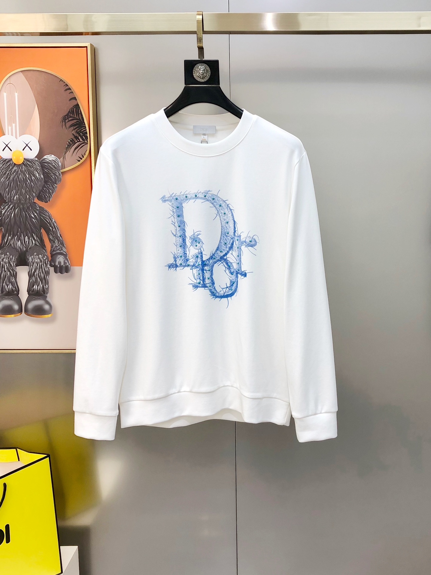 NO:732678,D*or Dior's new 2025 autumn and winter original men's long-sleeved sweatshirt T-shirt. High-end customization. Fashionable and versatile. Direct-printed hot diamond letter logo design. Customized imported lyocell pure cotton fabric. The fabric is soft and skin-friendly. It feels very delicate to the touch. The inside is all made of single-needle hemming technology!  It can ensure that it will not deform when worn!  The tailoring is decent, without any sense of restraint, and the workmanship of the factory is fine. It shows temperament and class. The upper body is handsome without wearing it. The size is M-4XL (the maximum size can wear about 195 pounds. Please state your height and weight when placing an order). Black and white. Shipped next day, dior, hoodie, sweatshirts, tees, t-shirt,19860909D*or 迪奥2025秋冬新款原单男士长袖卫衣T恤 高端定制 时尚百搭 直喷印花烫钻字母logo图案设计 定制进口莱赛尔纯棉面料,面料柔软穿着亲肤舒适 摸上去非常细腻的感觉.内里全部采用单针锁边工艺！能够确保穿着不变形！裁剪得体,没有任何束缚感,代工厂做工精细 显气质 显档次 上身非穿帅气 有型 码数M-4XL（最大码可穿195斤左右 下单请报身高体重) 黑色 白色隔天出货,,dior,hoodie,sweatshirts,tees，t-shirt,,Men's clothing