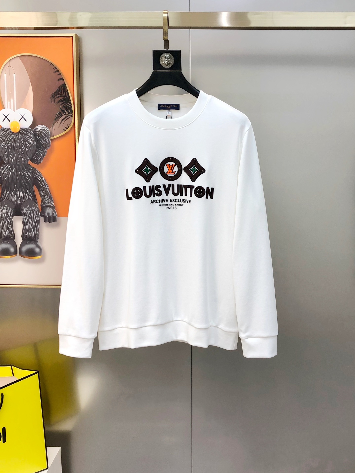 NO:732683,LV Louis Vuitton 2025 autumn and winter new original men's long-sleeved sweatshirt T-shirt. High-end customization, fashionable and versatile, three-dimensional printed letter logo design. Customized imported lyocell pure cotton fabric. The fabric is soft, skin-friendly and comfortable to wear. It feels very delicate. The inside is all made of single-needle hemming technology!  It can ensure that it will not deform when worn!  The tailoring is decent, without any sense of restraint, and the workmanship of the factory is fine. It shows temperament and class. The upper body is handsome without wearing it. The size is M-4XL (the maximum size can wear about 195 pounds. Please state your height and weight when placing an order). Black and white. Shipped next day. Louis vuitton, Louis vuitton, hoodie, sweatshirts, tees, t-shirt,19860909LV 路易威登2025秋冬新款原单男士长袖卫衣T恤 高端定制 时尚百搭 立体印胶字母logo图案设计 定制进口莱赛尔纯棉面料,面料柔软穿着亲肤舒适 摸上去非常细腻的感觉.内里全部采用单针锁边工艺！能够确保穿着不变形！裁剪得体,没有任何束缚感,代工厂做工精细 显气质 显档次 上身非穿帅气 有型 码数M-4XL（最大码可穿195斤左右 下单请报身高体重) 黑色 白色 隔天出货,,louis vuitton,louis vuitton,hoodie,sweatshirts,tees，t-shirt,,Men's clothing